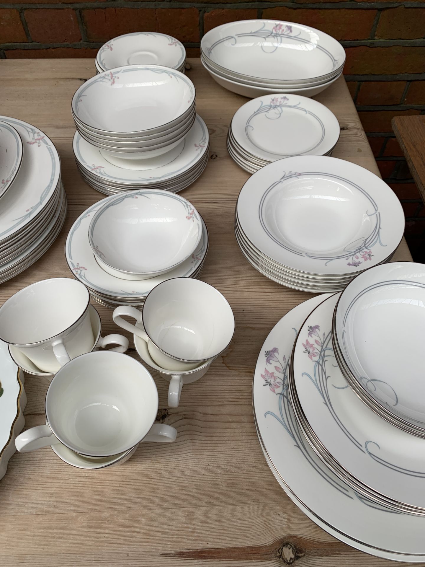 Quantity of Royal Doulton tableware and a Royal Worcester flan dish - Bild 2 aus 4