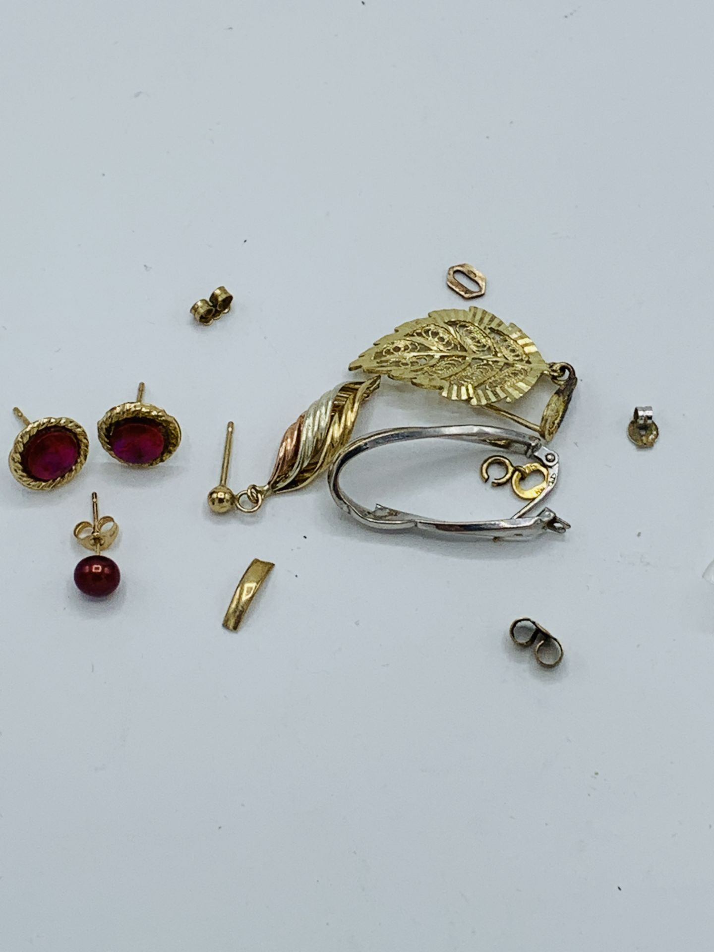 A quantity of 9ct gold items - Image 4 of 4