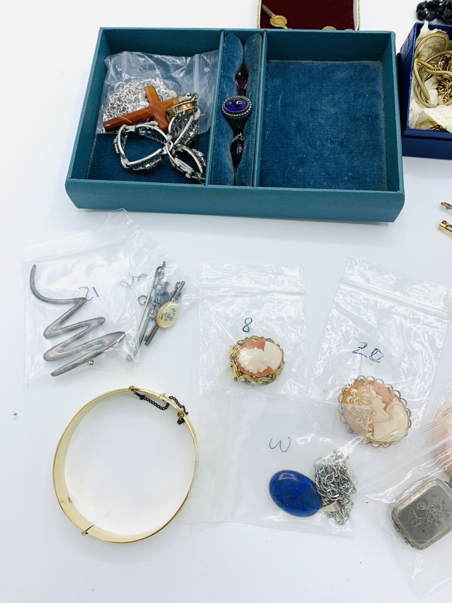 9ct gold cameos and brooches, and a quantity of costume jewellery - Image 2 of 7