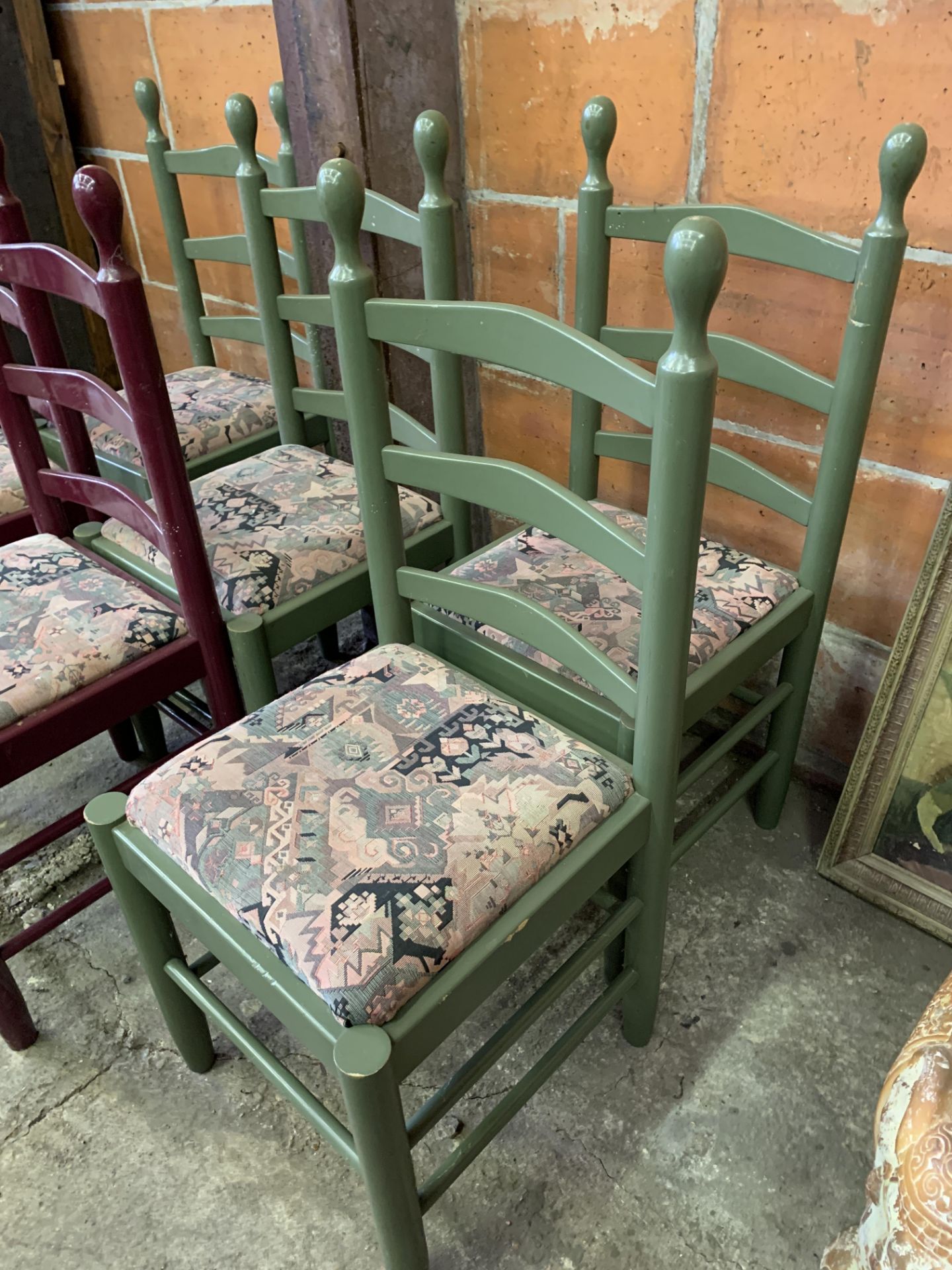 Set of six painted wood framed ladder back chairs - Bild 3 aus 4