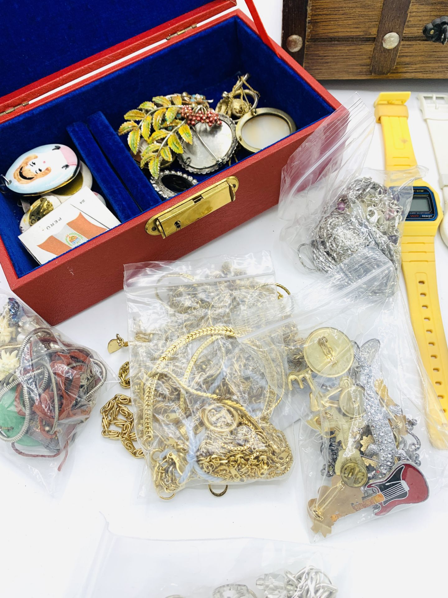 A quantity of costume jewellery - Image 6 of 7