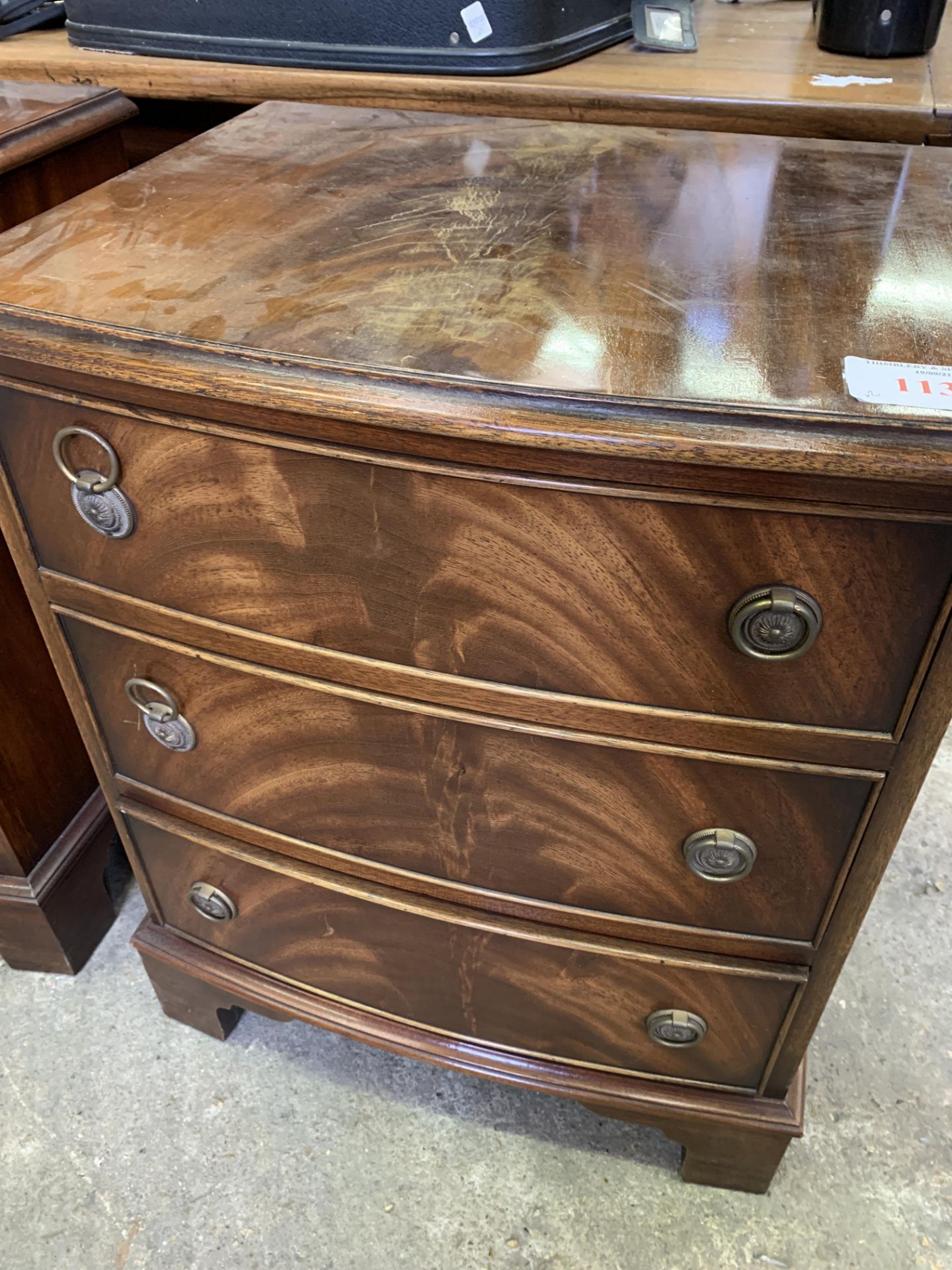 Pair of mahogany Georgian style bedside chests - Bild 2 aus 4