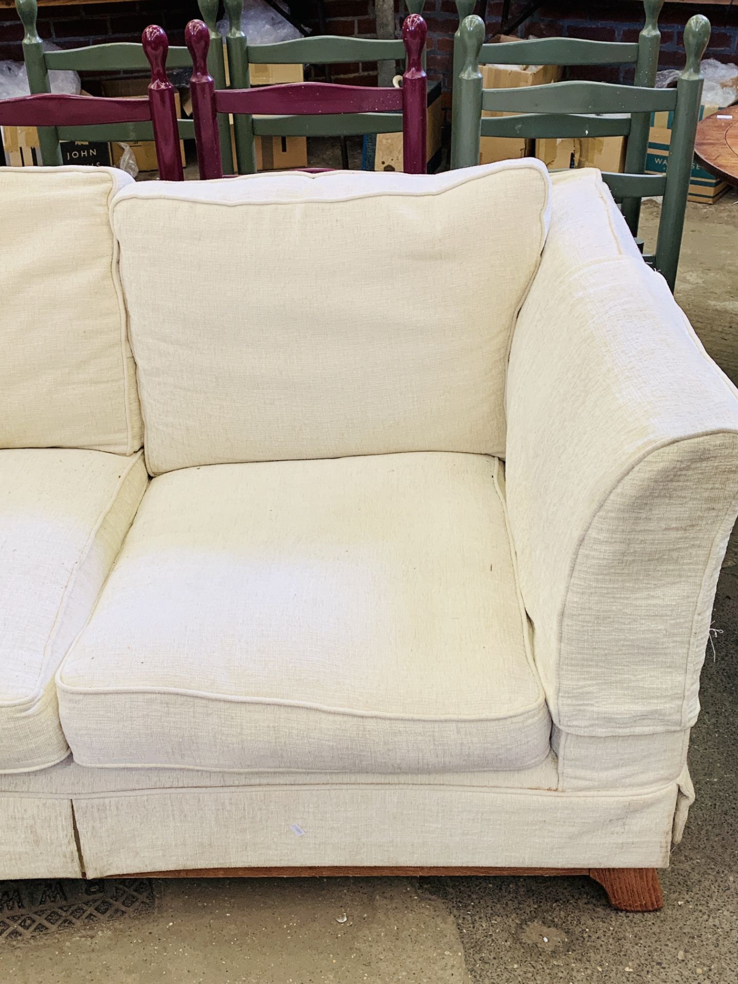 Cream upholstered two seat sofa - Bild 4 aus 4