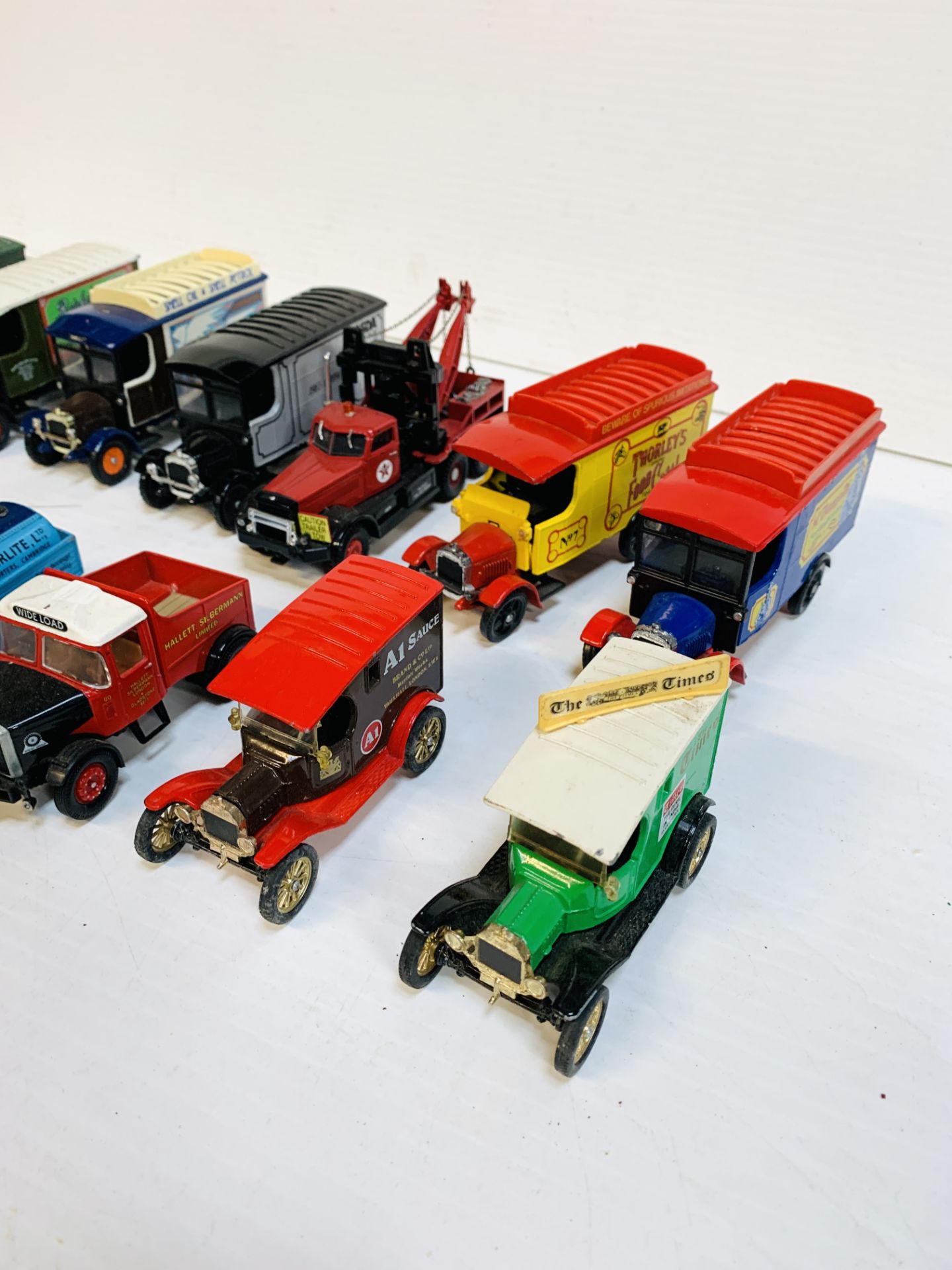 Fourteen Corgi model lorries and vans - Image 4 of 5