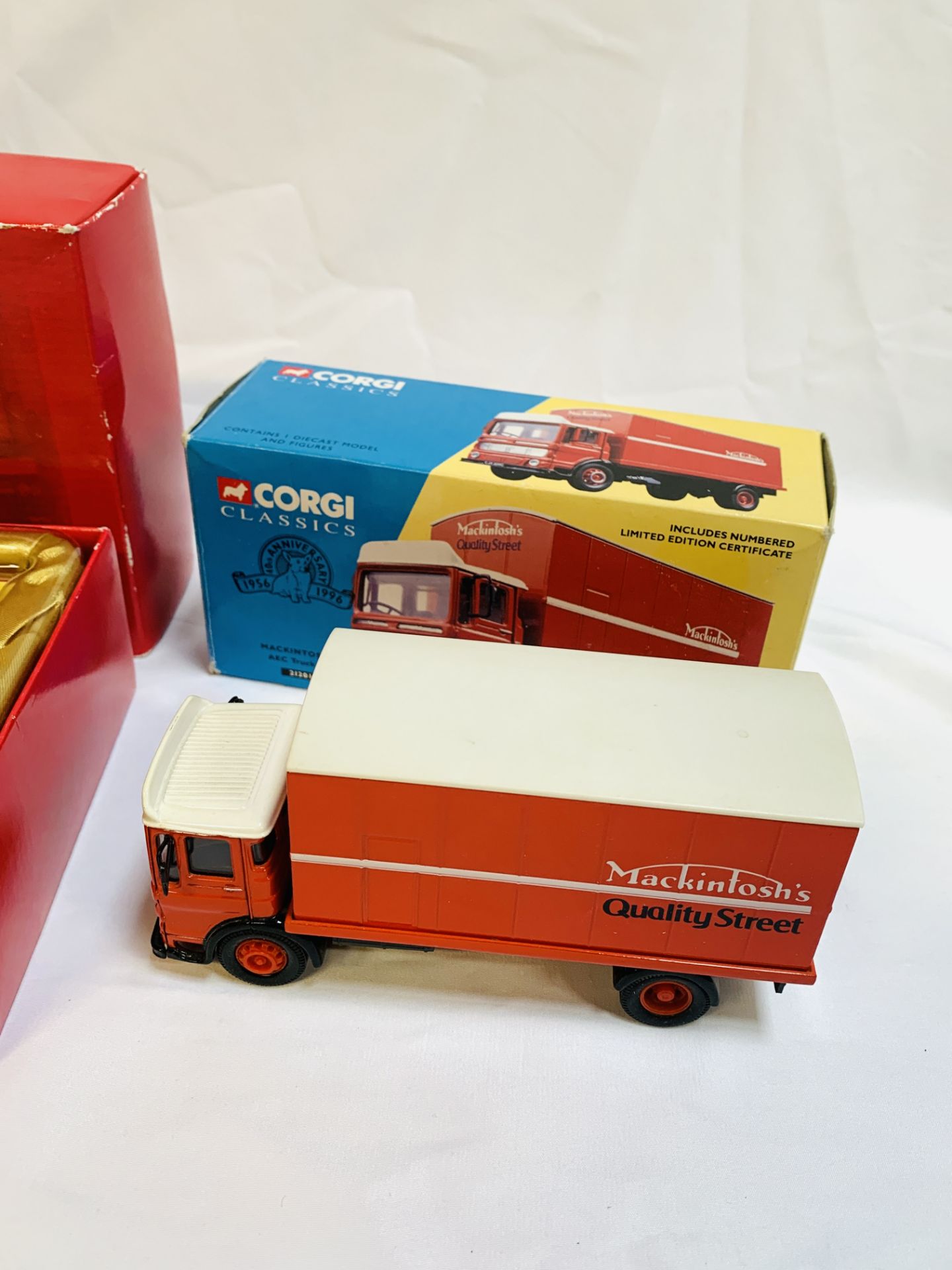 Corgi Classics Michelin Leyland Beaver boxed trailer set; Corgi Classics Mackintosh's AEC truck set - Bild 4 aus 6