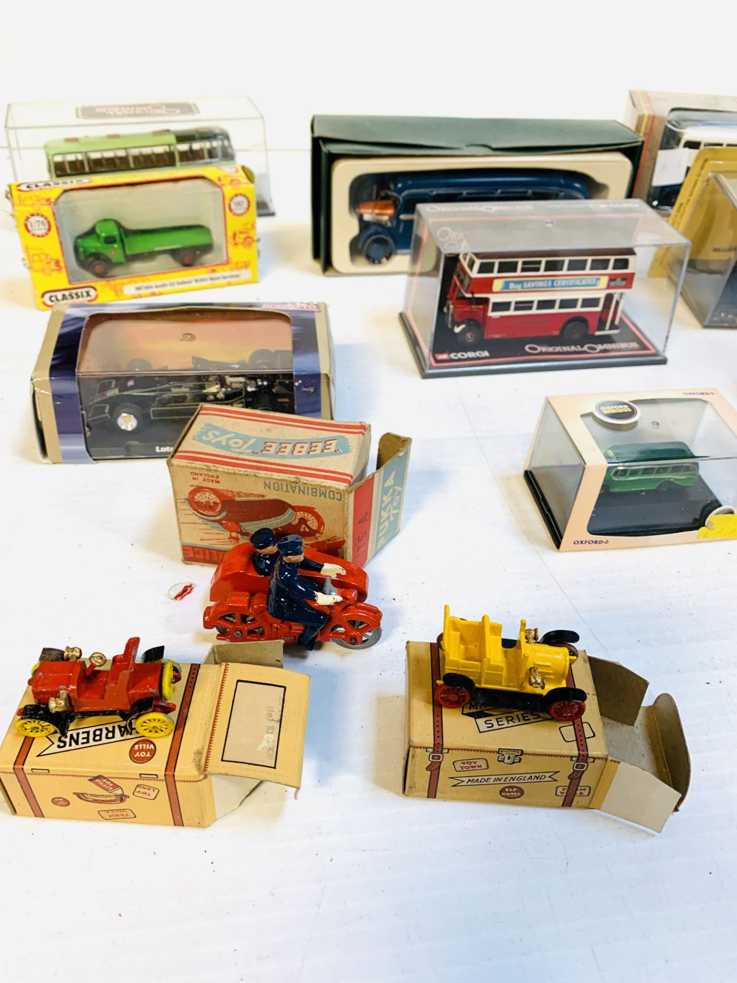 A collection of fourteen model vehicles - Image 6 of 6