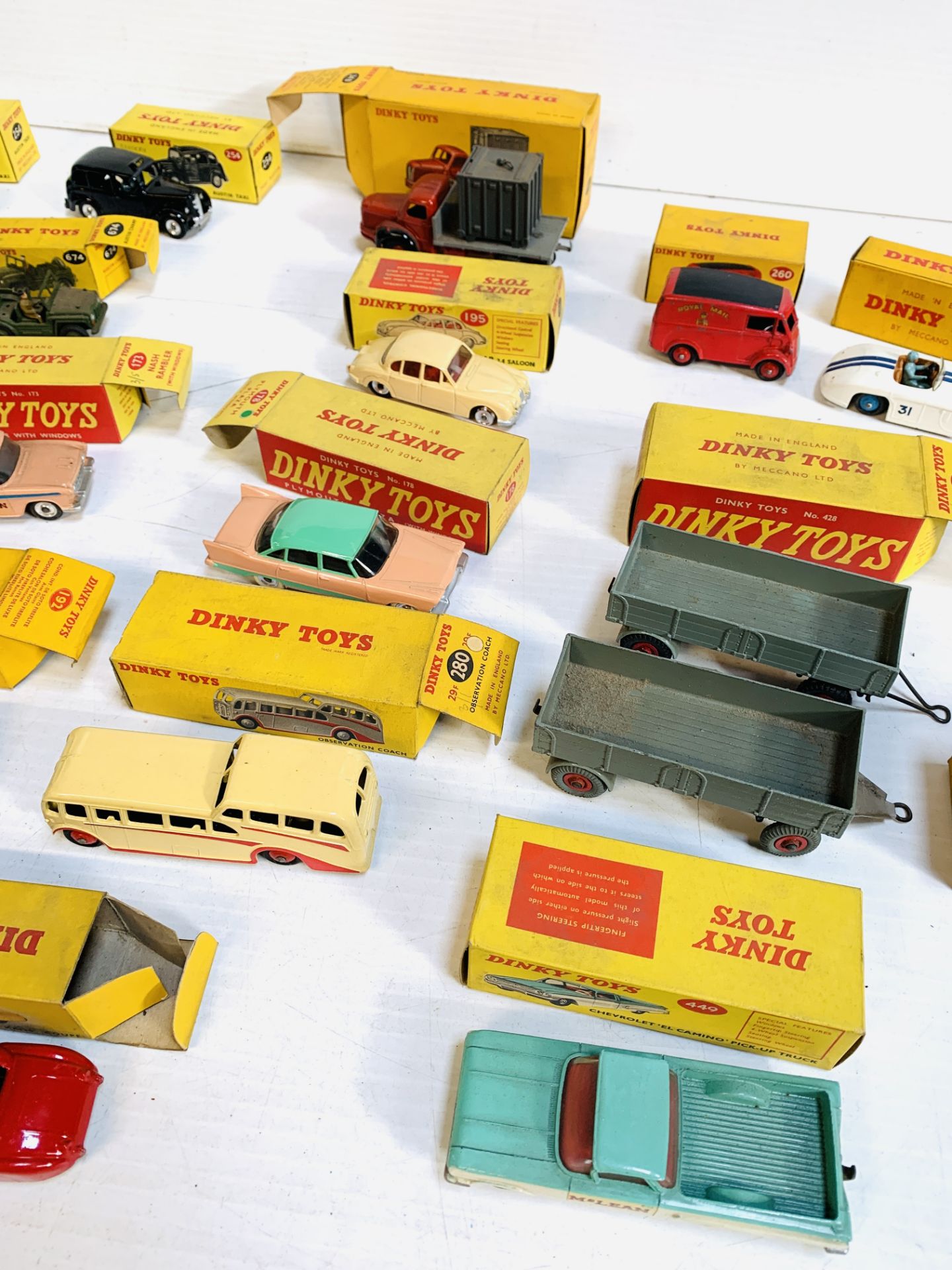 Collection of 17 boxed Dinky model vehicles; together with 2 boxed Dinky model trailers - Image 4 of 8