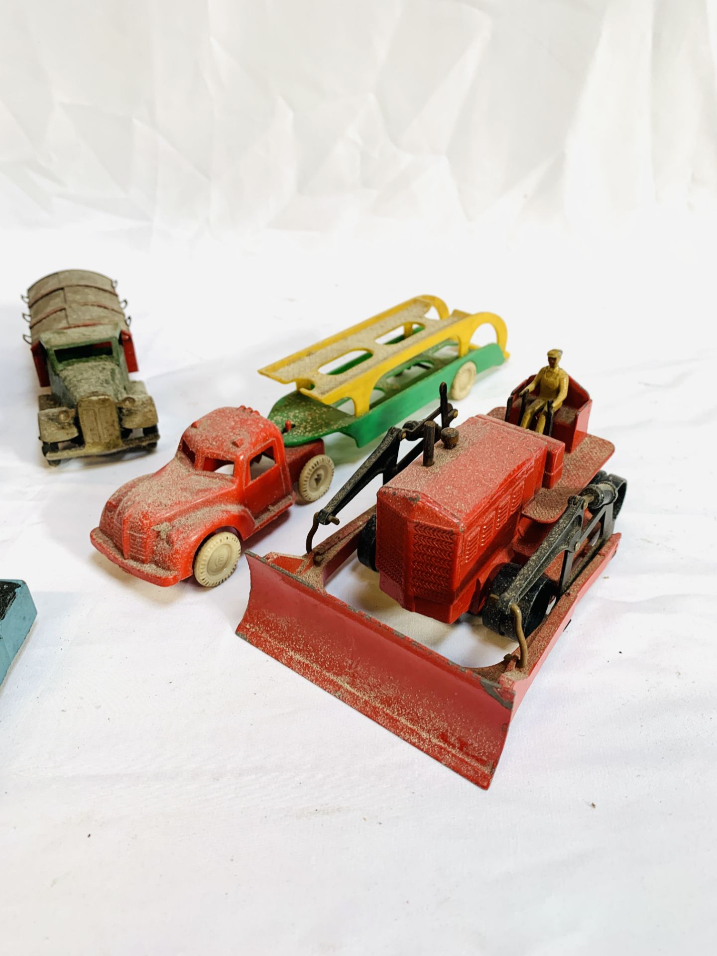 Collection of Dinky toys model vehicles, two Triang lorries and a Prescent diecast locomotive - Bild 2 aus 5