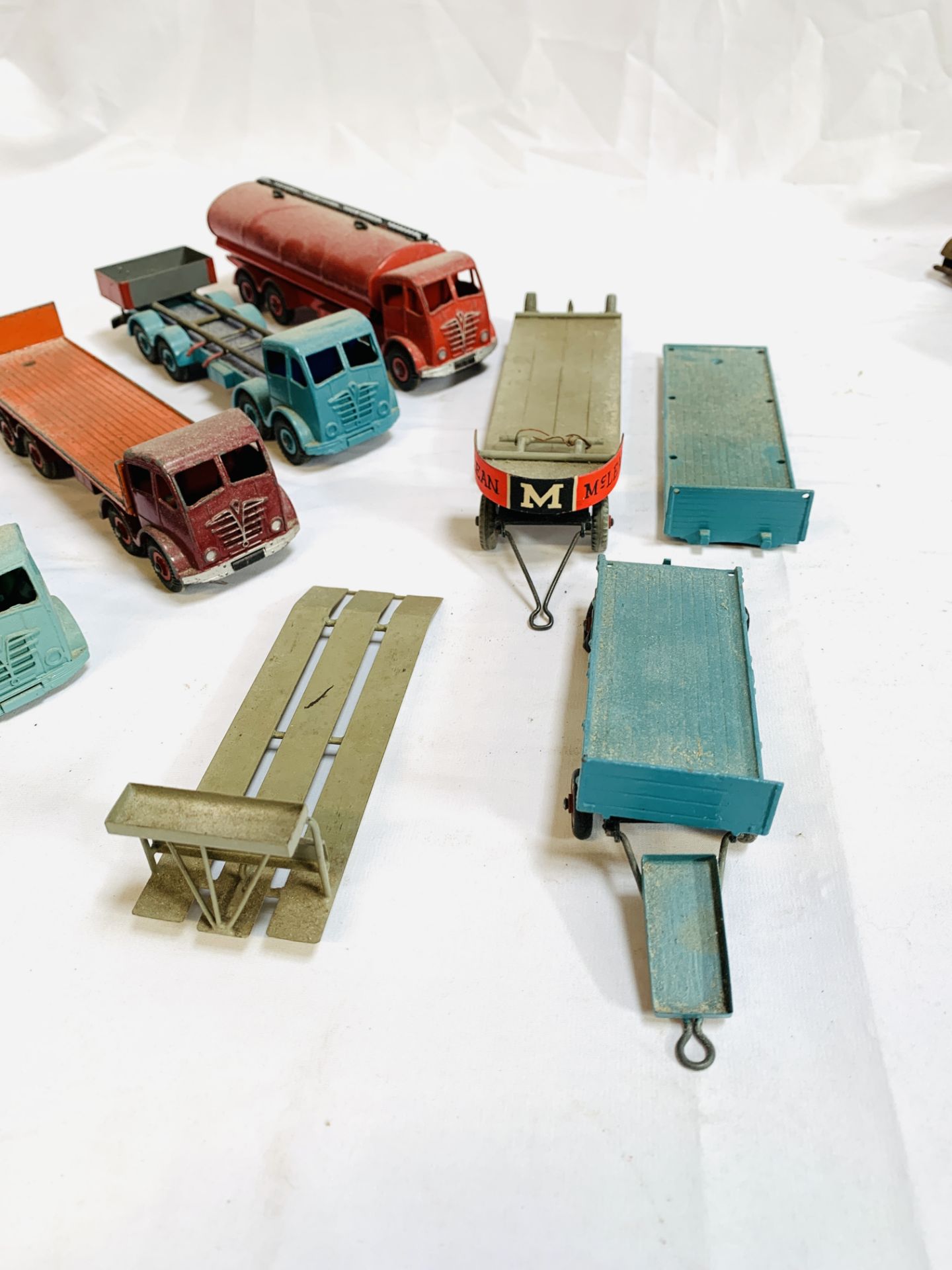 Four Dinky toys model lorries and flatbed trailers - Image 4 of 5