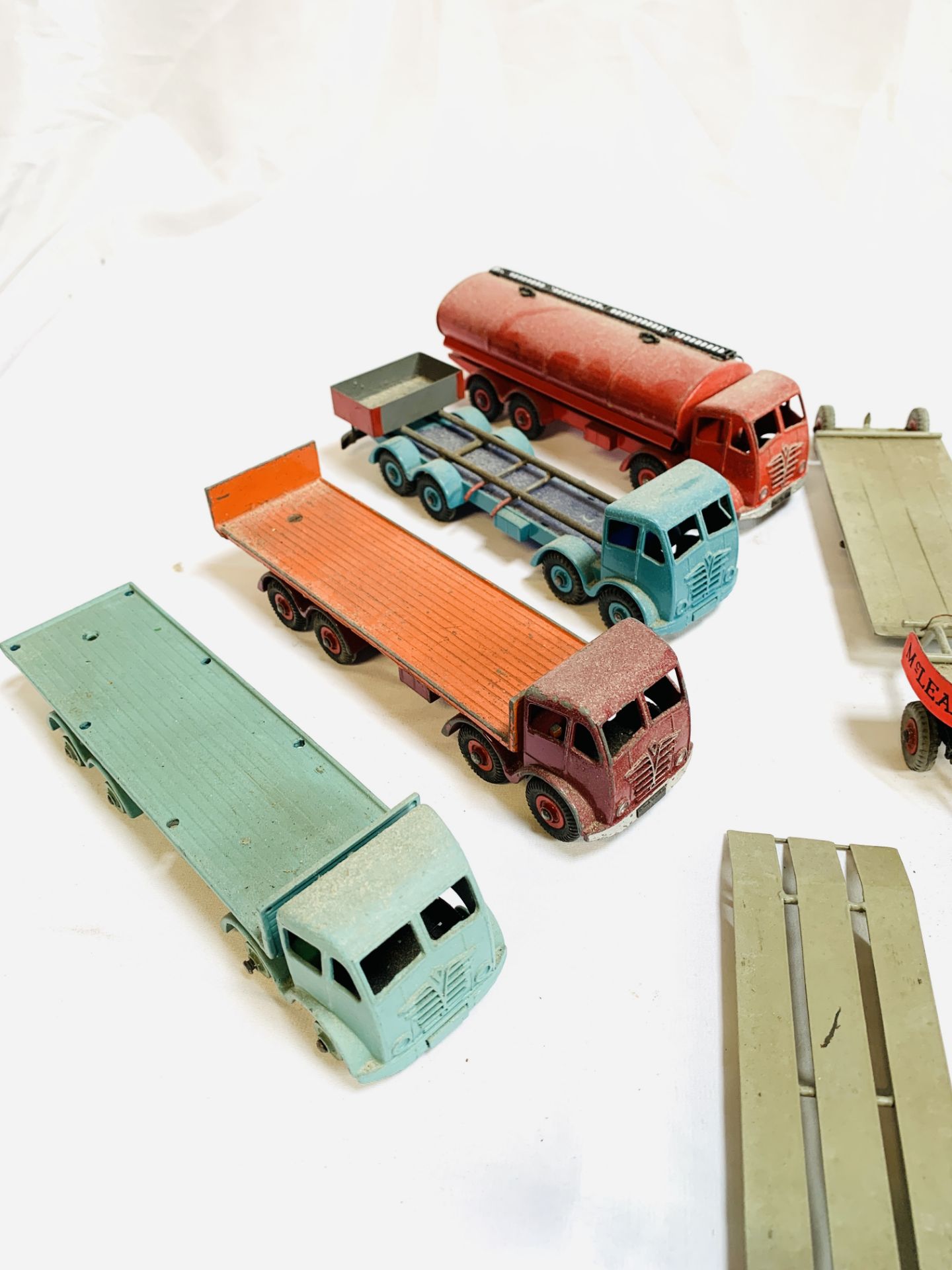 Four Dinky toys model lorries and flatbed trailers - Image 3 of 5