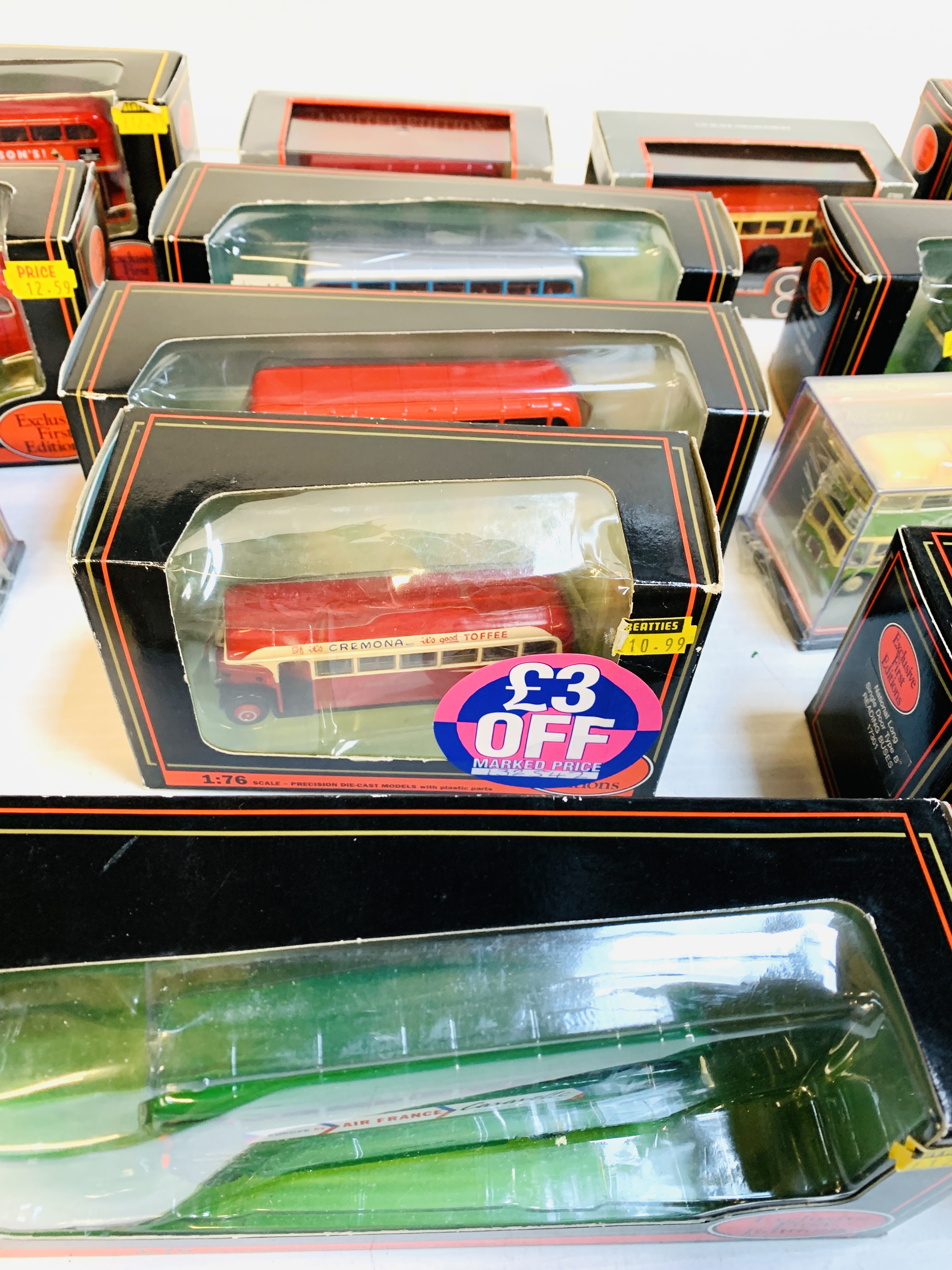 Collection of diecast model buses - Image 5 of 6