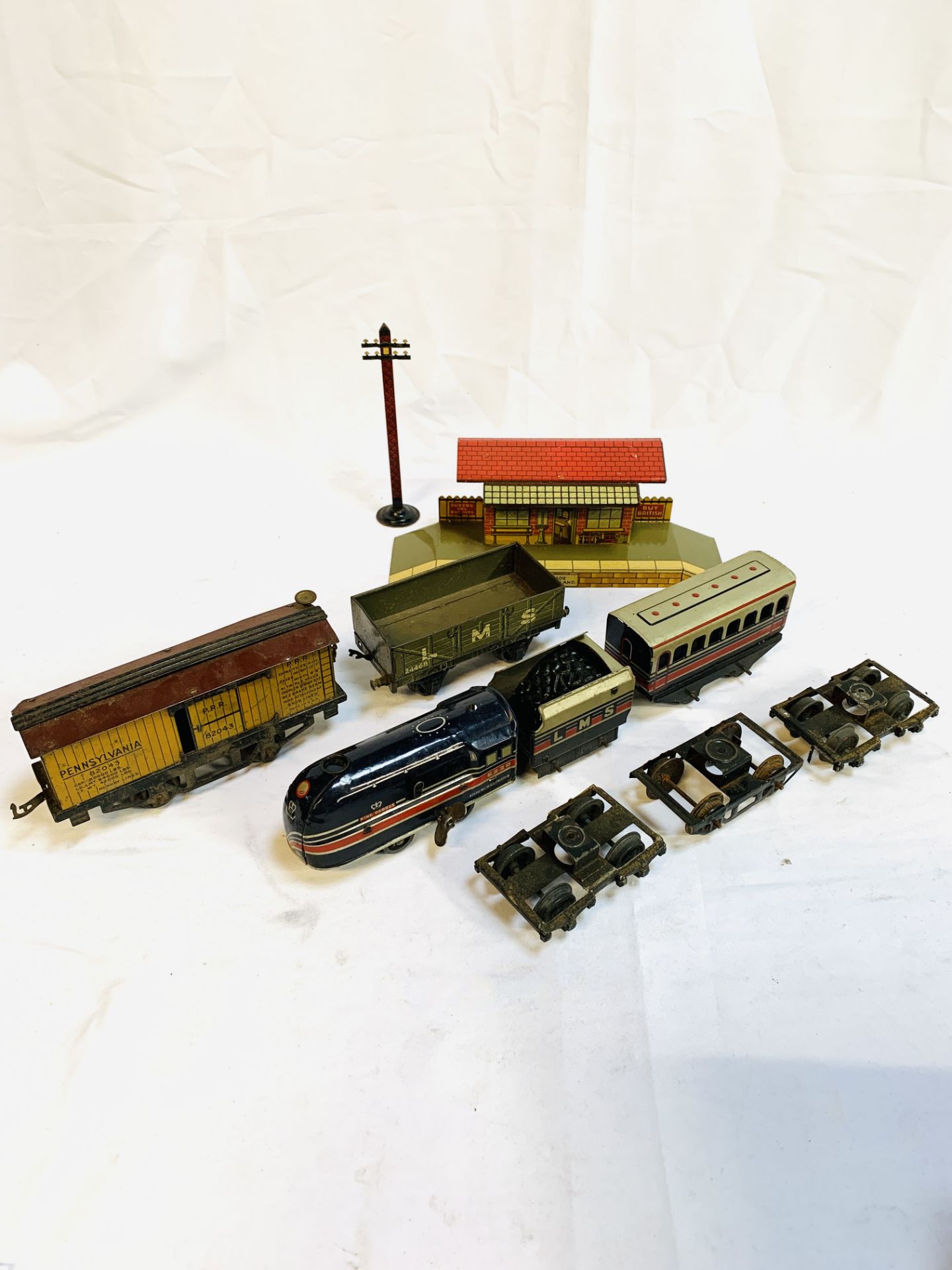 Tinplate O gauge Brimtoy 6220 locomotive, tender and carriage; 3 wagons and 4-wheel chassis - Image 2 of 7