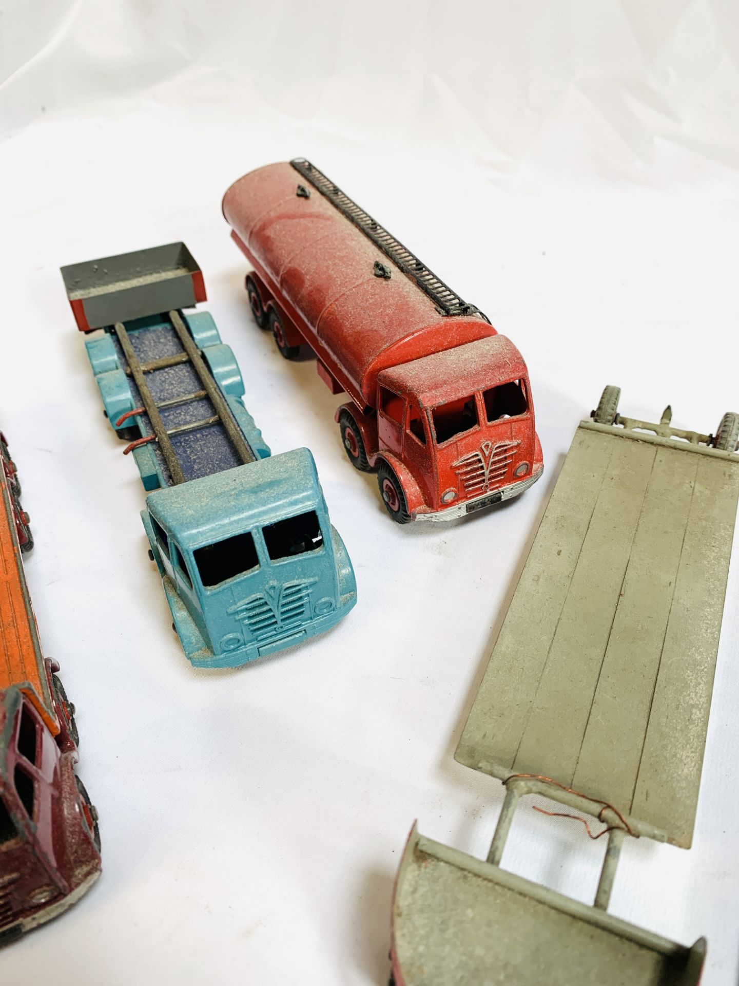 Four Dinky toys model lorries and flatbed trailers - Image 5 of 5