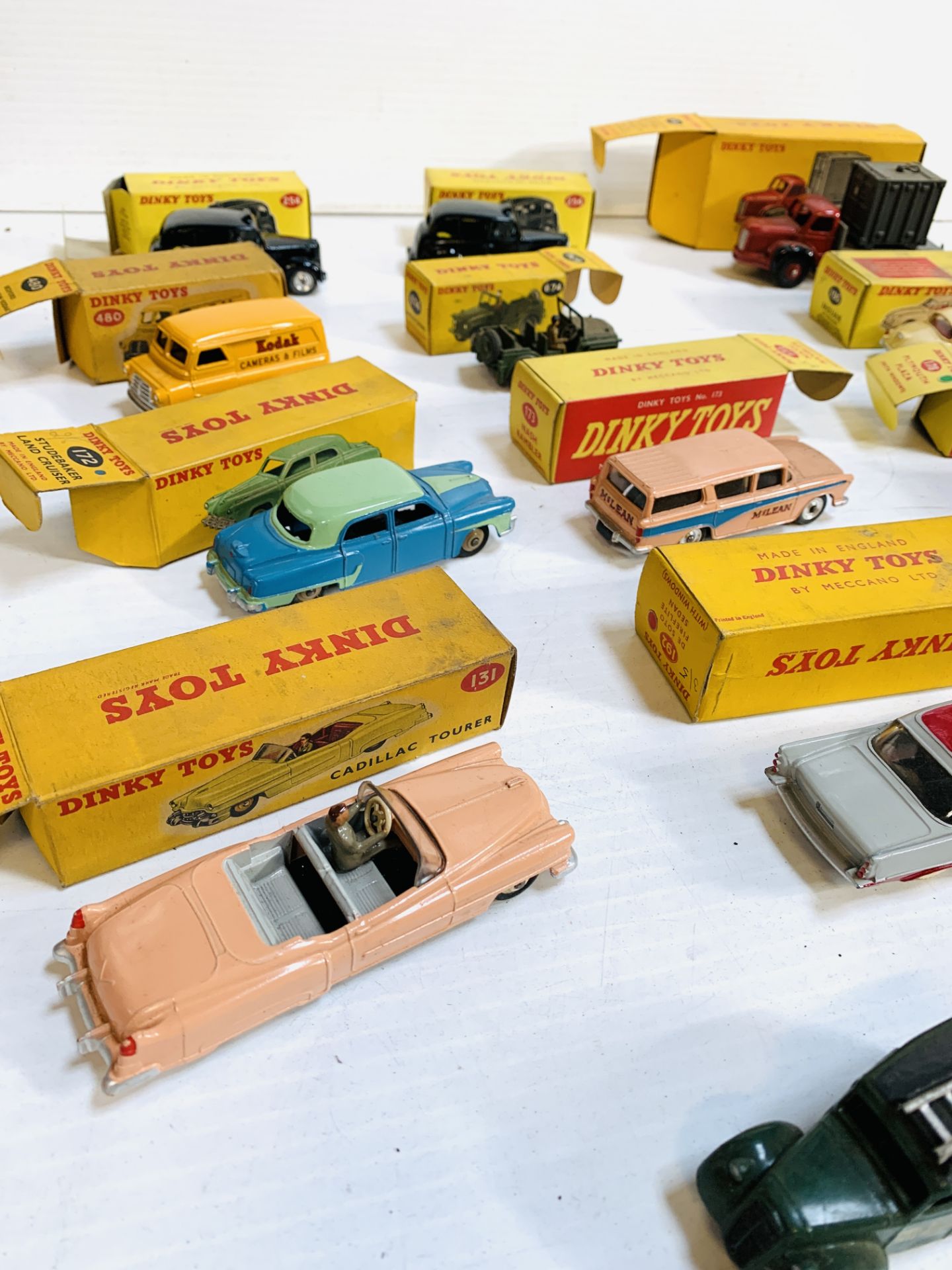 Collection of 17 boxed Dinky model vehicles; together with 2 boxed Dinky model trailers - Image 6 of 8