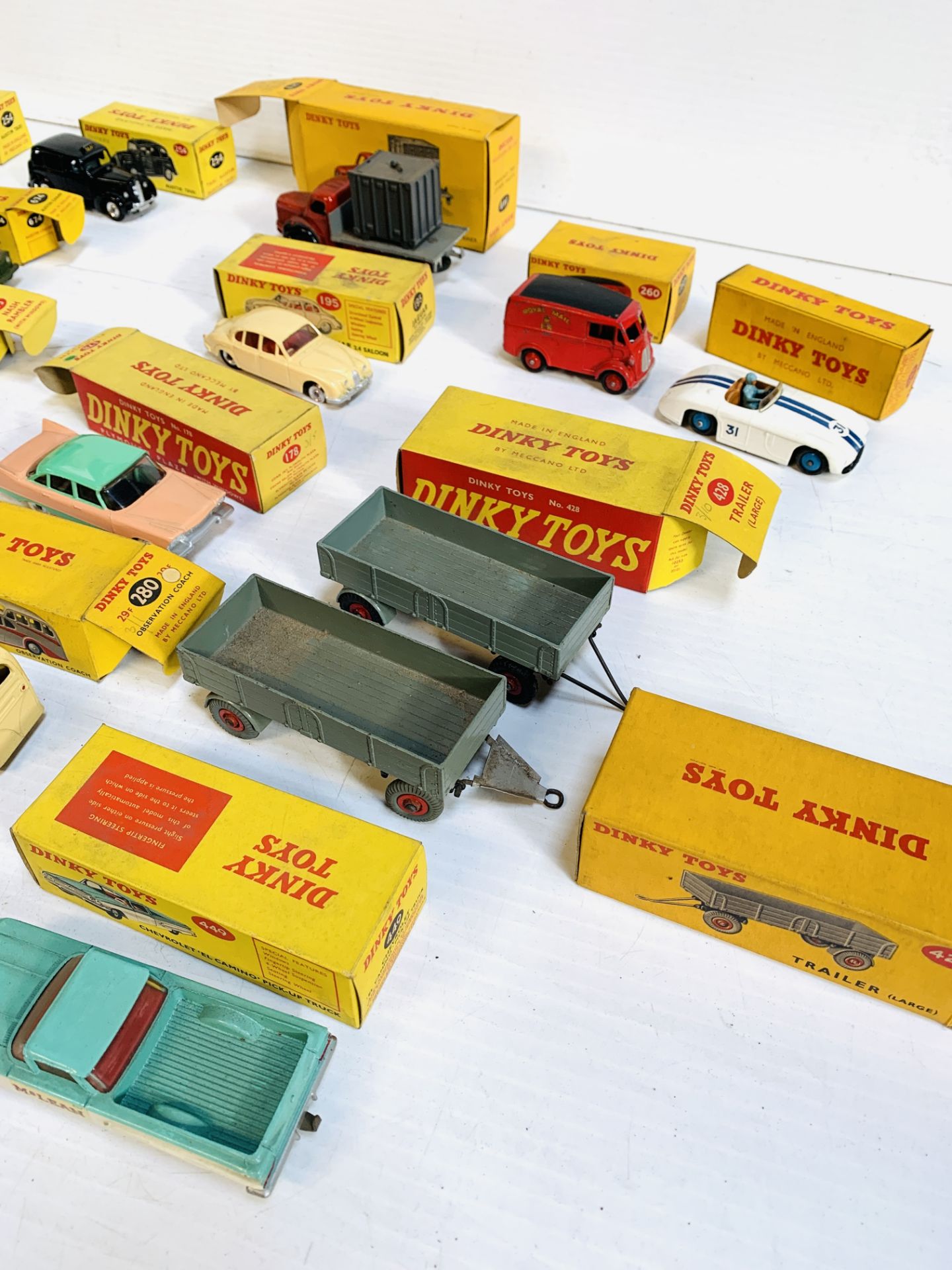 Collection of 17 boxed Dinky model vehicles; together with 2 boxed Dinky model trailers - Image 7 of 8