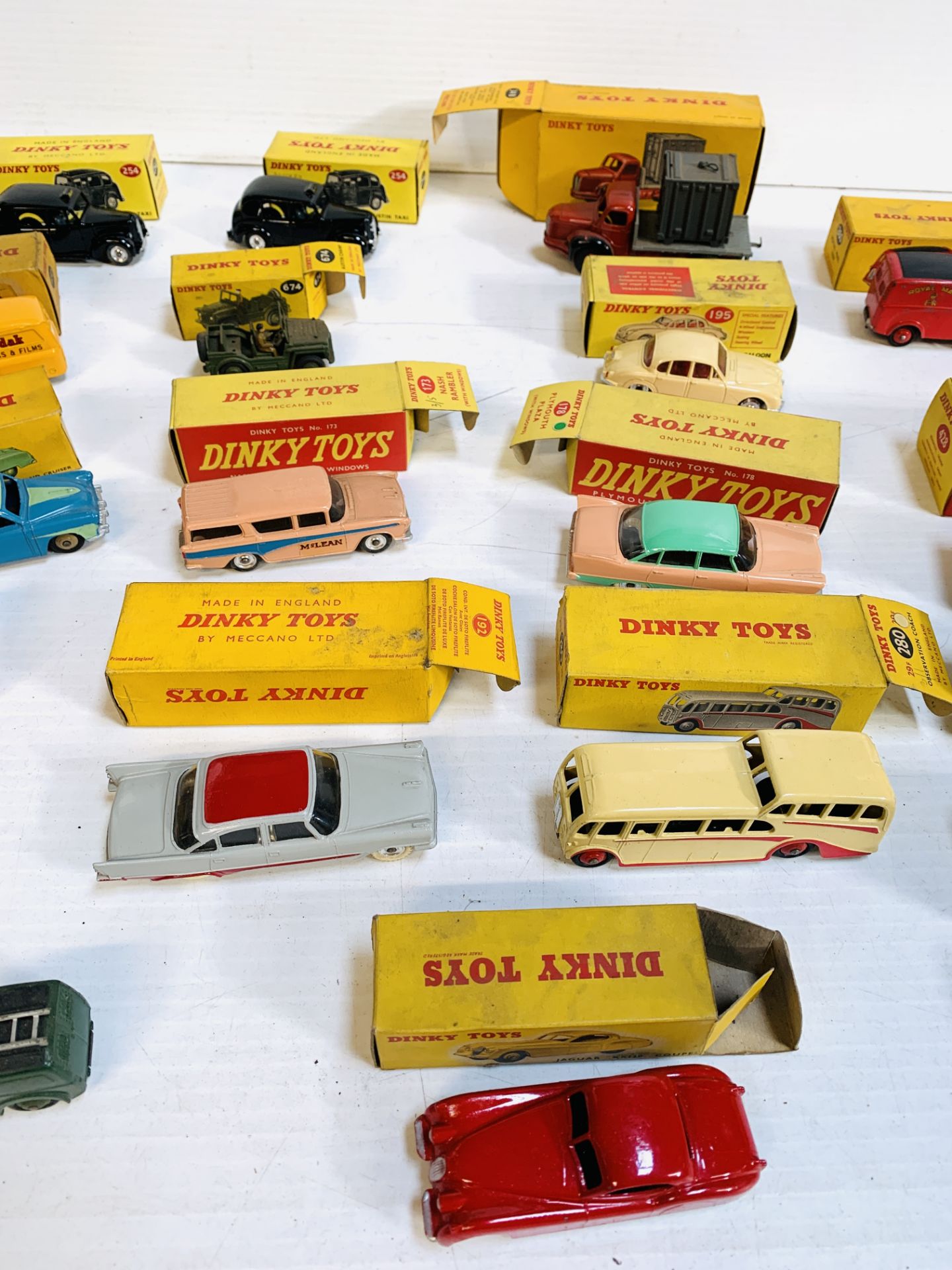 Collection of 17 boxed Dinky model vehicles; together with 2 boxed Dinky model trailers - Image 5 of 8