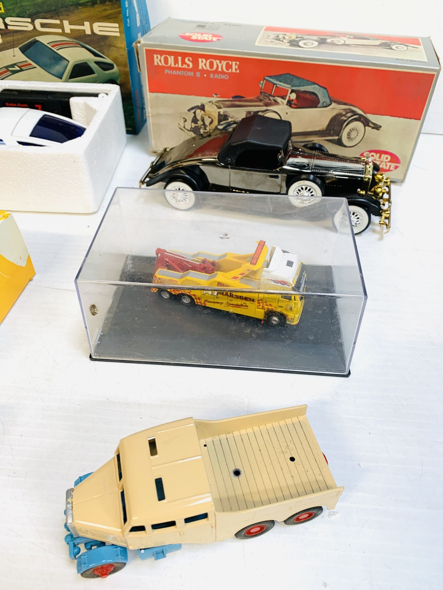 A Rolls Royce Phantom II transistor radio; a Radio-controlled model Porsche 928 with others - Bild 2 aus 6