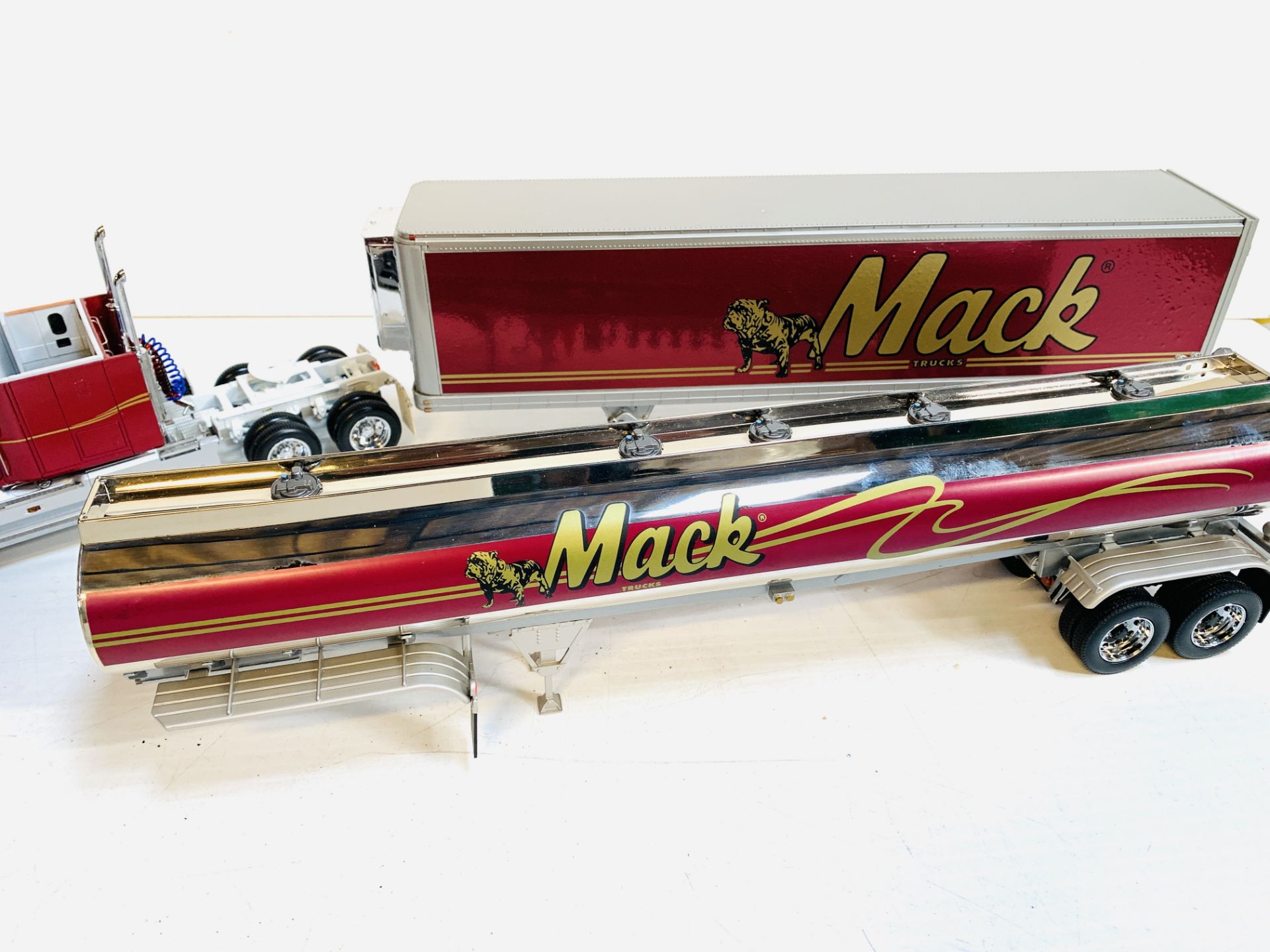 Franklin Mint 1:32 scale 1993 Mack truck; together with a Mack tanker and refrigerated trailer. - Image 4 of 4