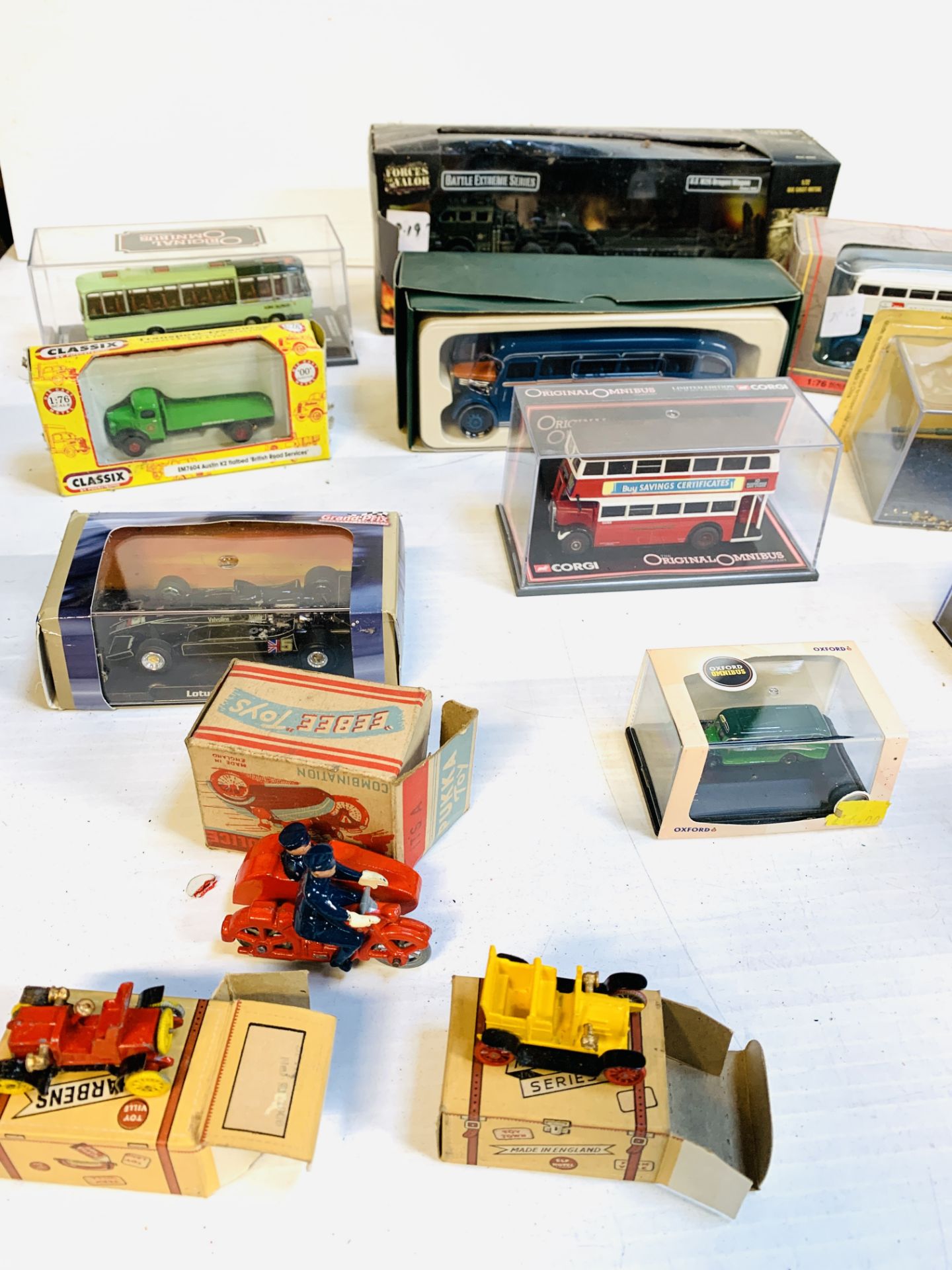 A collection of fourteen model vehicles - Image 3 of 6