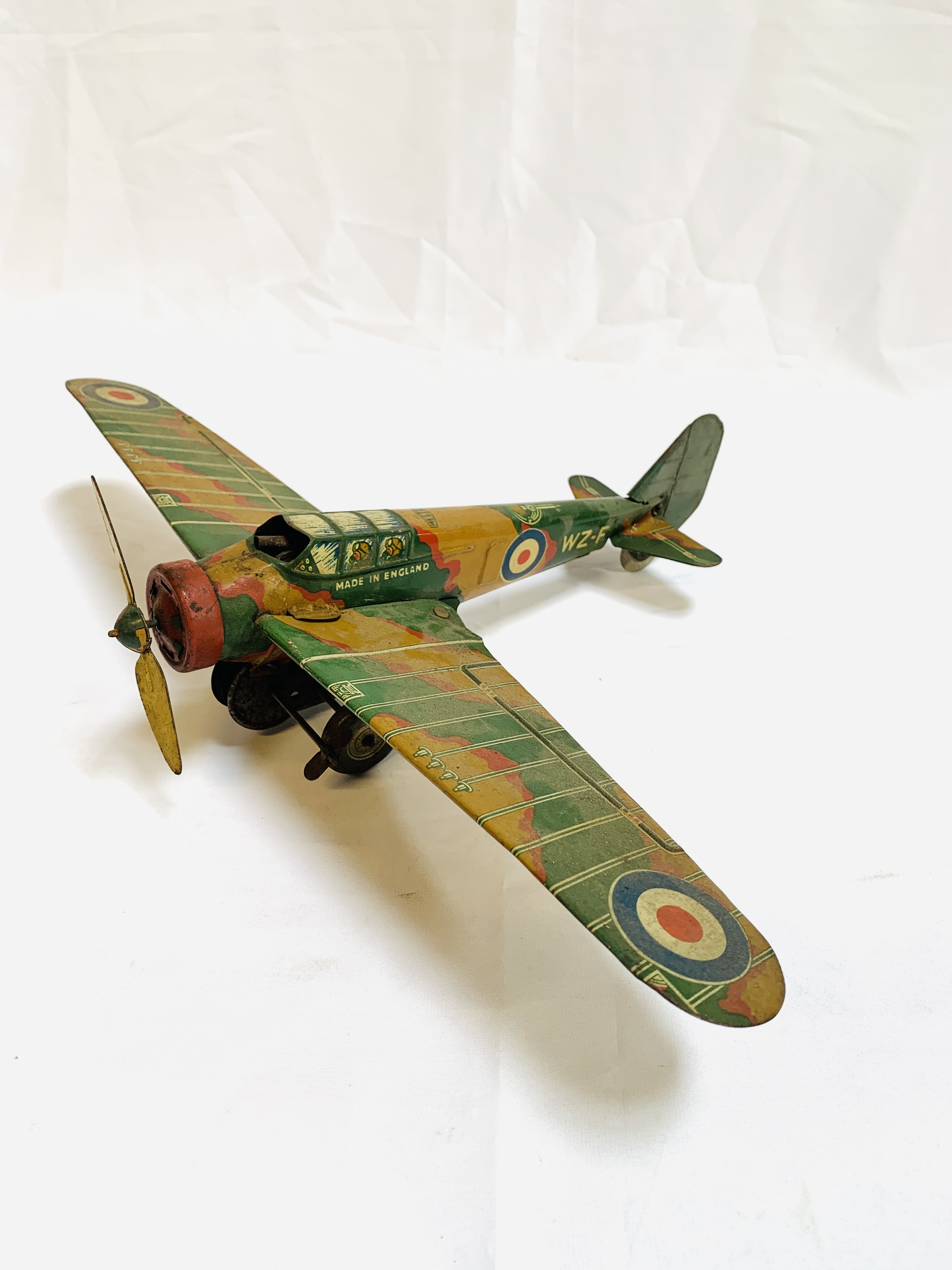 Mettoy tinplate clockwork propellor 'plane with folding wings - Image 3 of 5