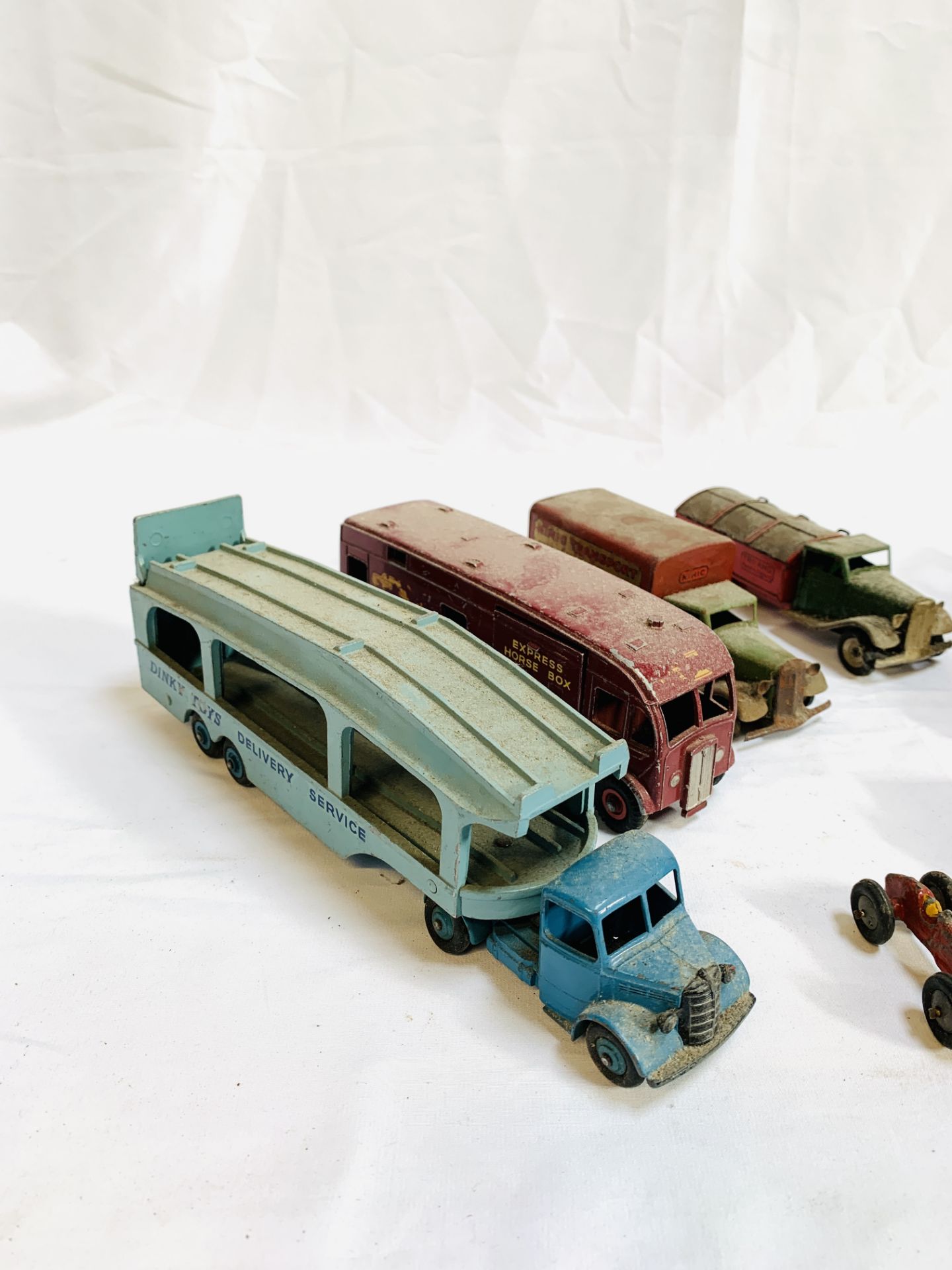 Collection of Dinky toys model vehicles, two Triang lorries and a Prescent diecast locomotive - Bild 4 aus 5