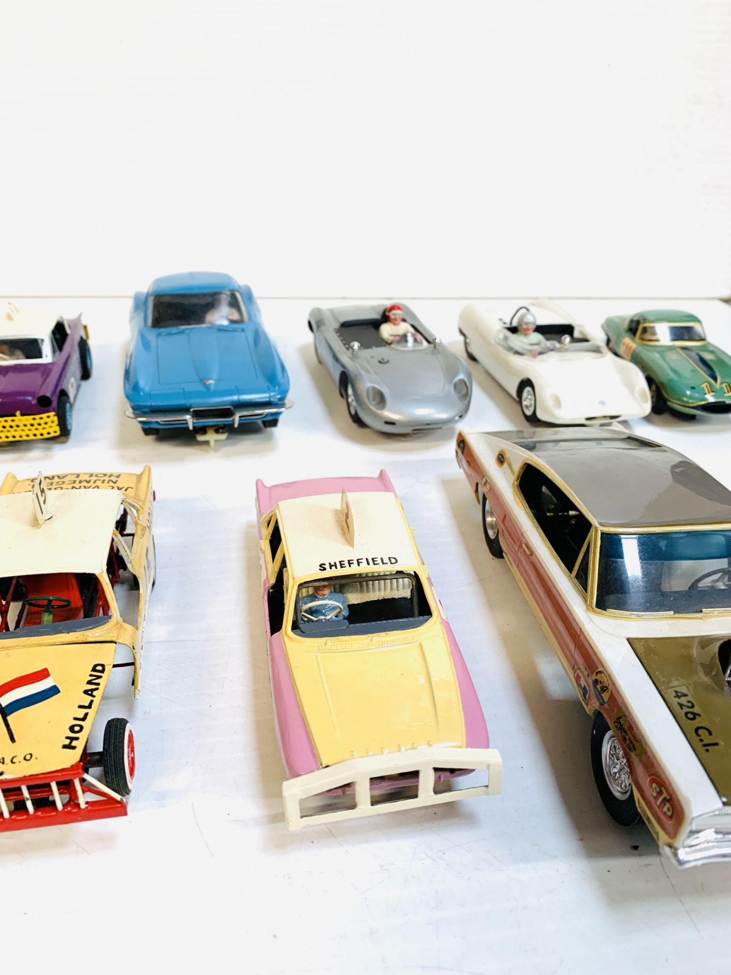 Fourteen various slot cars - Image 4 of 6