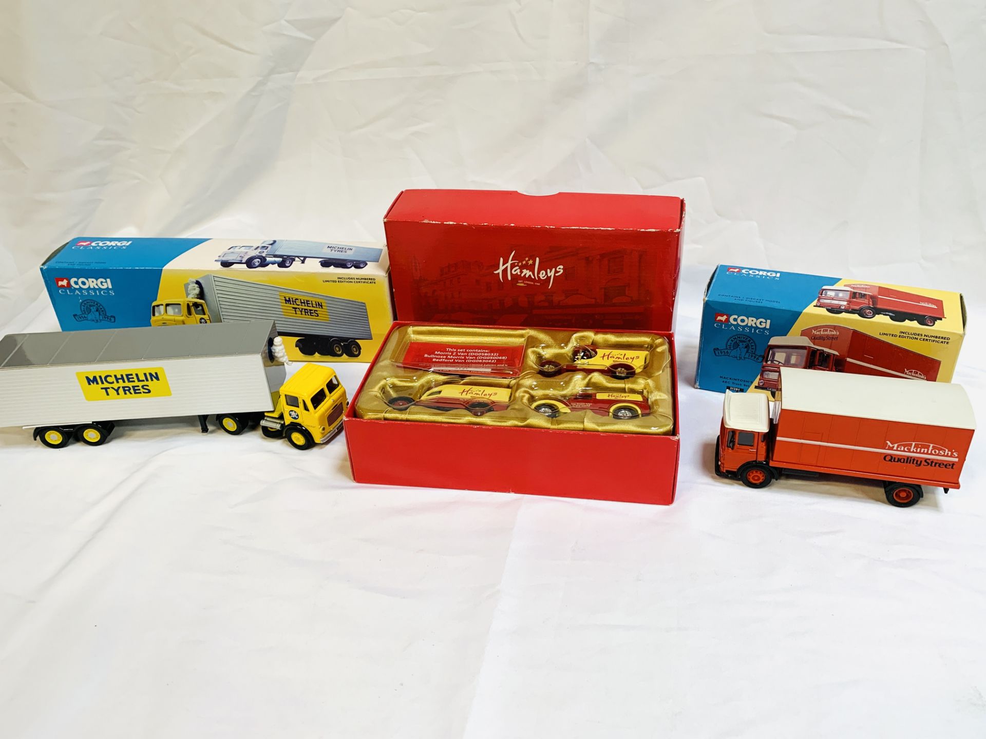 Corgi Classics Michelin Leyland Beaver boxed trailer set; Corgi Classics Mackintosh's AEC truck set - Bild 5 aus 6