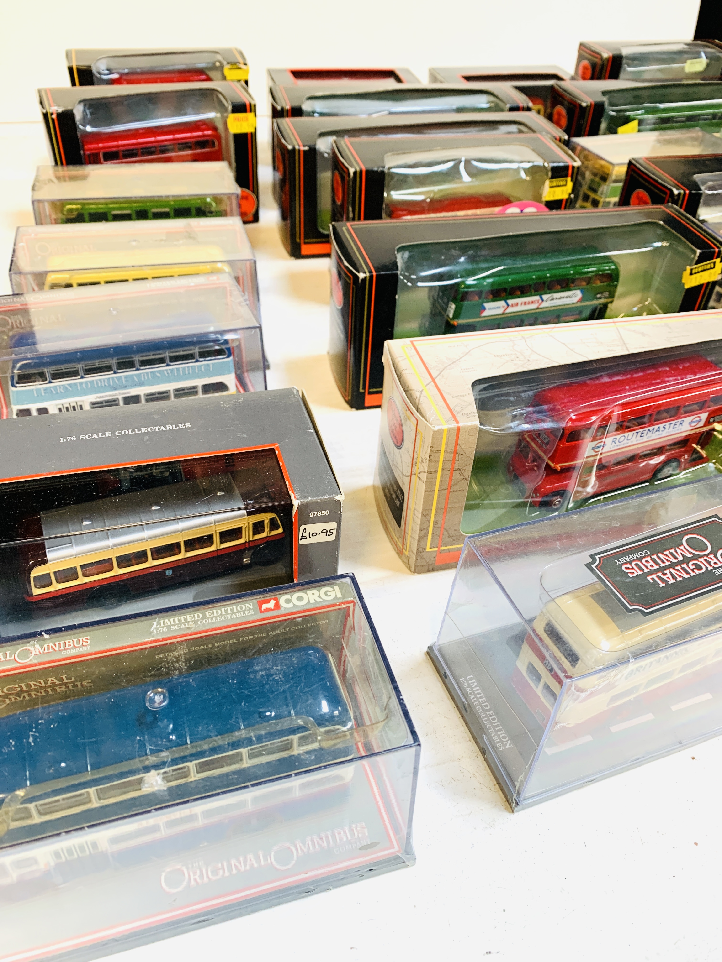 Collection of diecast model buses - Image 3 of 6