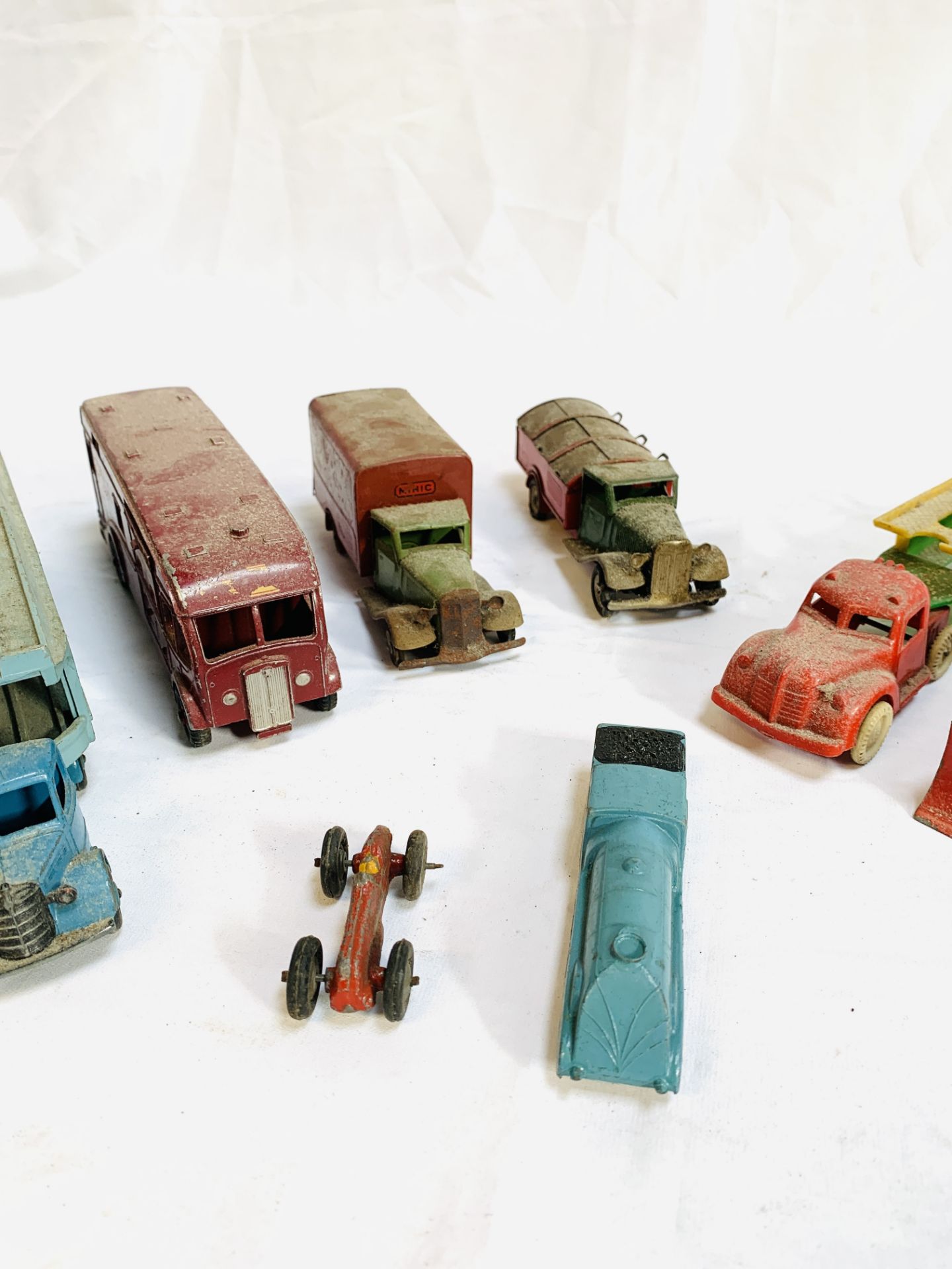 Collection of Dinky toys model vehicles, two Triang lorries and a Prescent diecast locomotive - Bild 3 aus 5