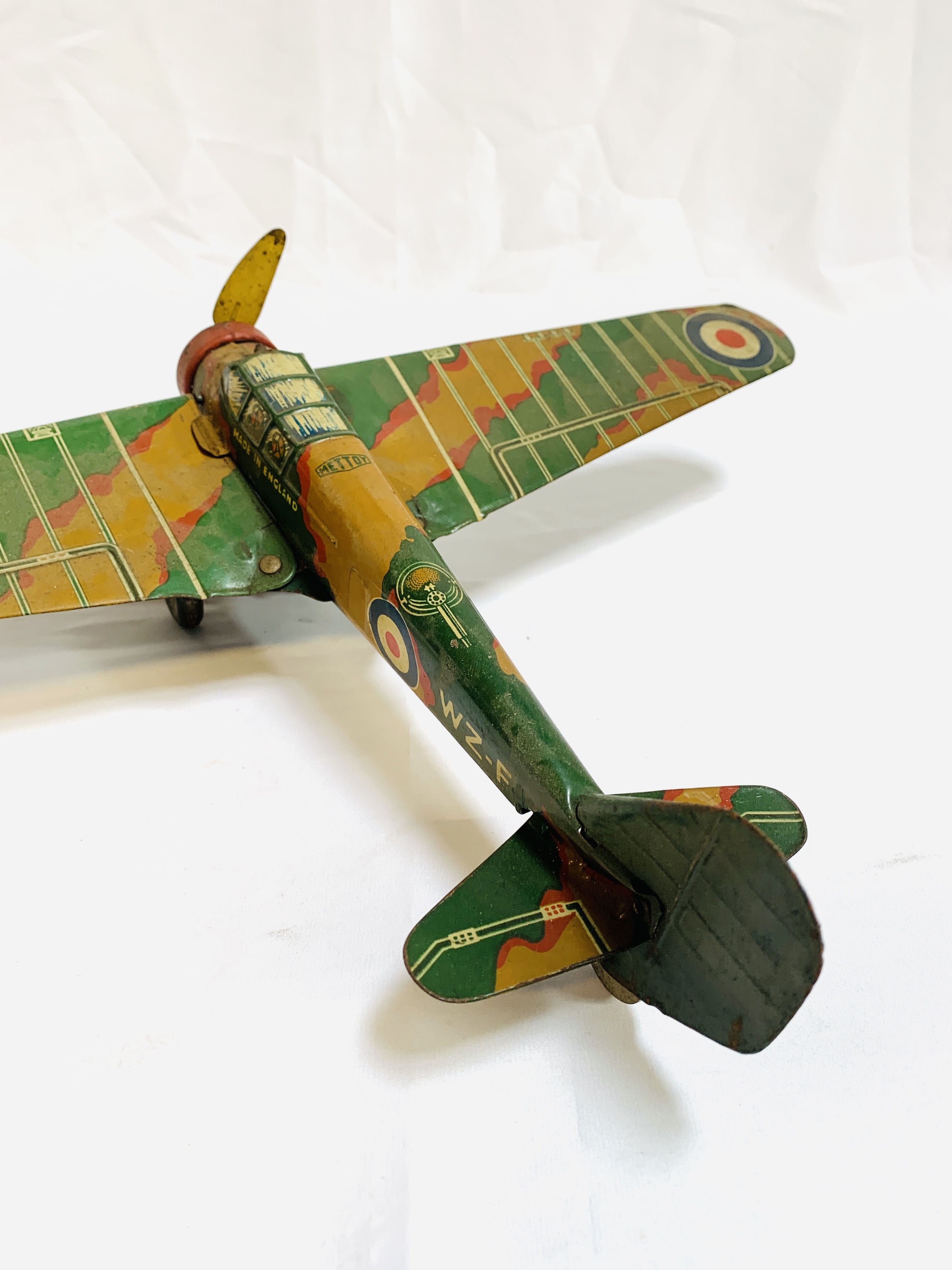 Mettoy tinplate clockwork propellor 'plane with folding wings - Image 5 of 5