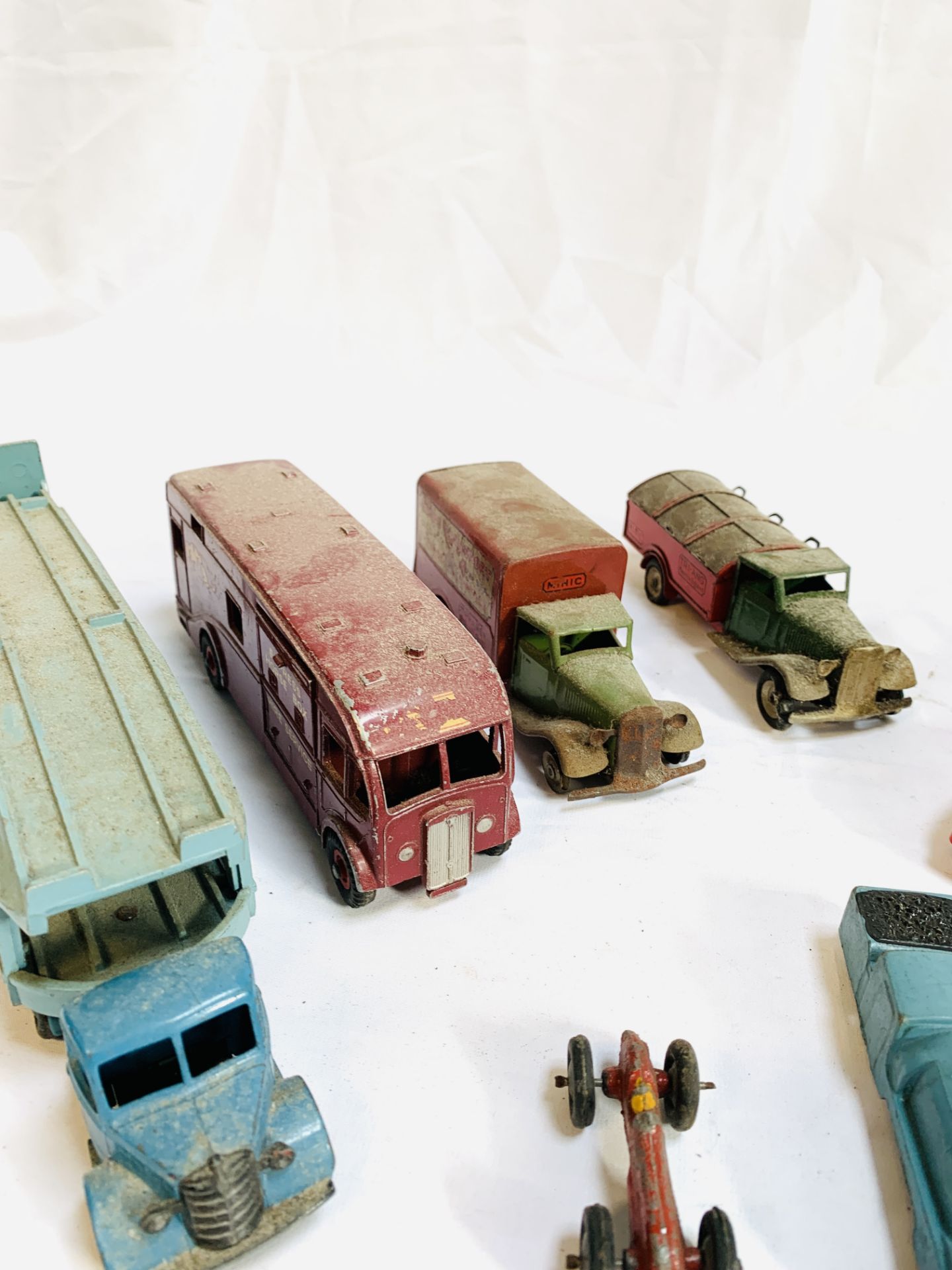 Collection of Dinky toys model vehicles, two Triang lorries and a Prescent diecast locomotive - Bild 5 aus 5