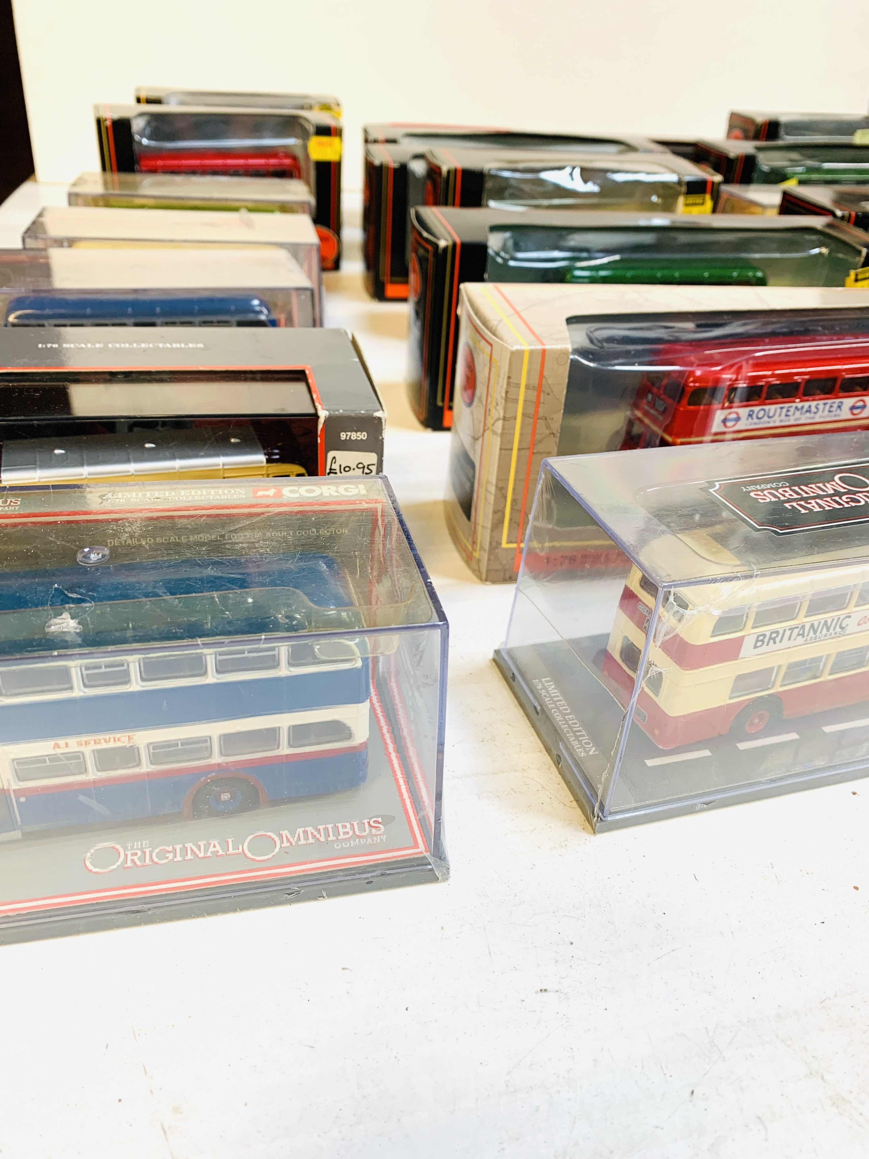 Collection of diecast model buses - Image 4 of 6