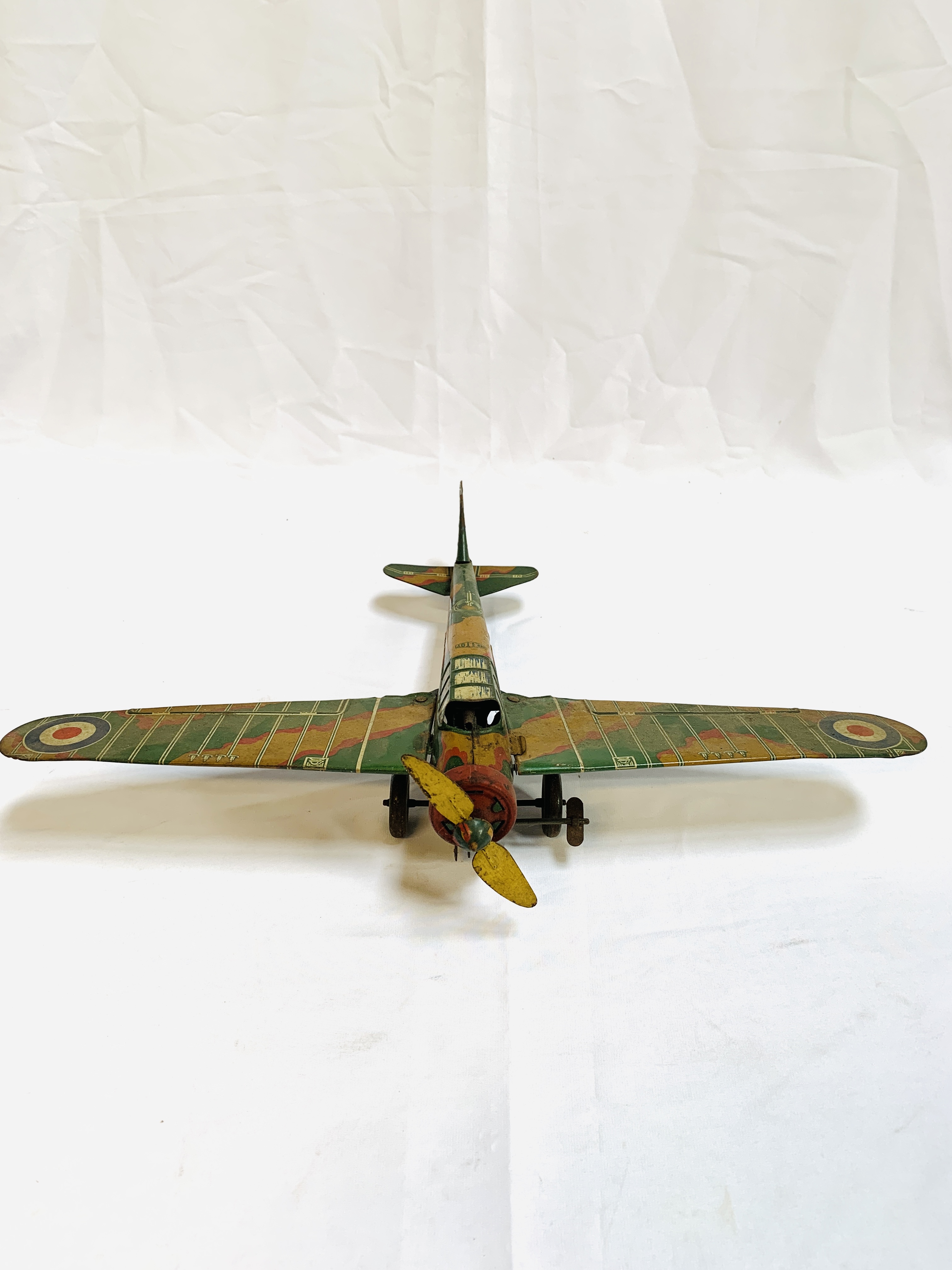 Mettoy tinplate clockwork propellor 'plane with folding wings - Image 2 of 5