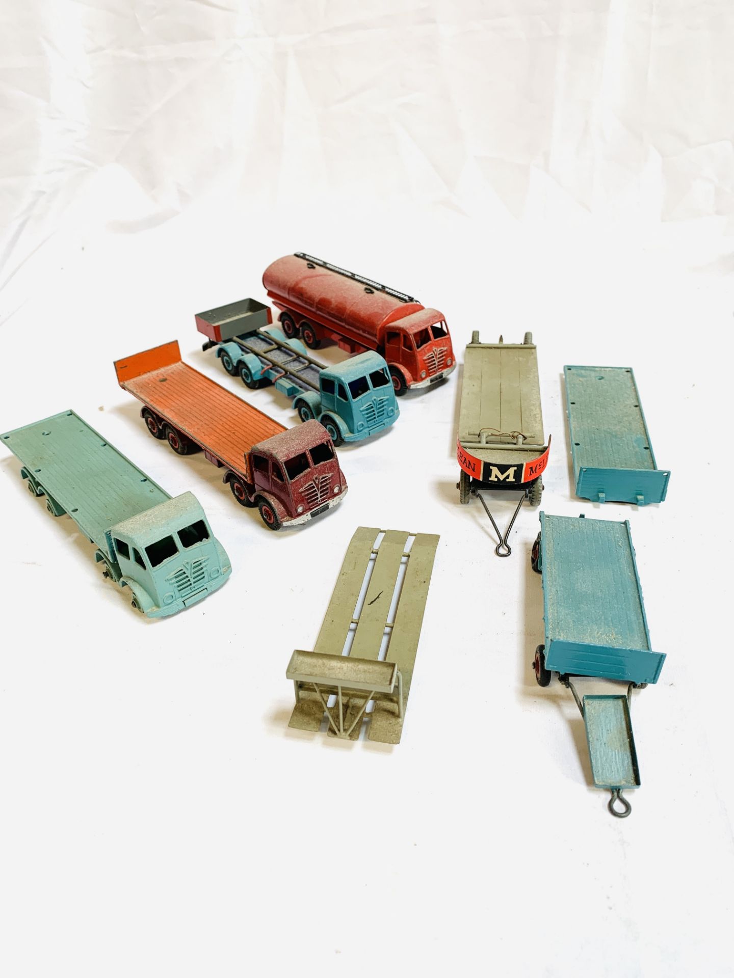 Four Dinky toys model lorries and flatbed trailers - Image 2 of 5