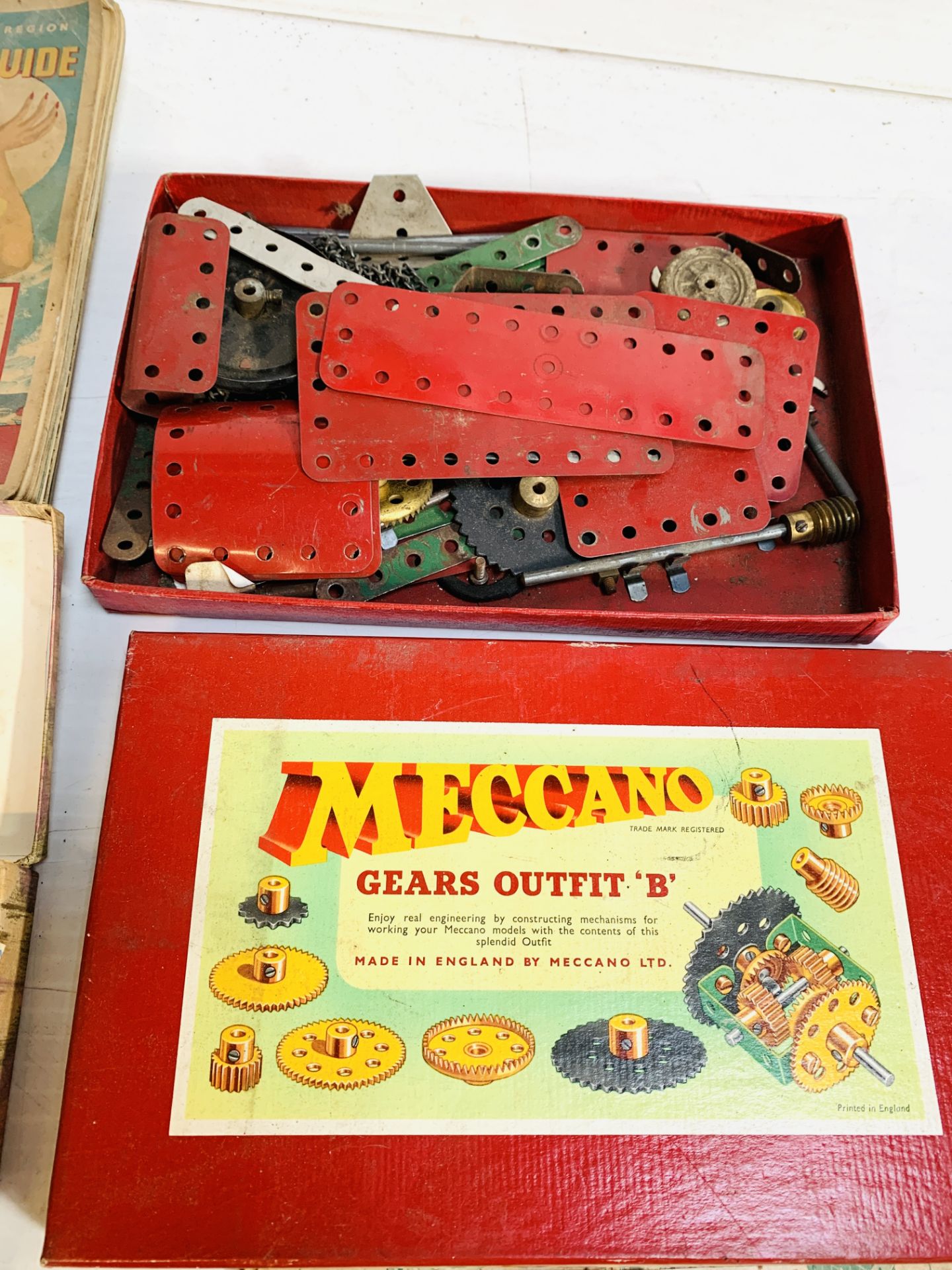 Meccano Gears Outfit B; Armator building bricks; and a 1949 Southern British Railways holiday guide - Image 2 of 5