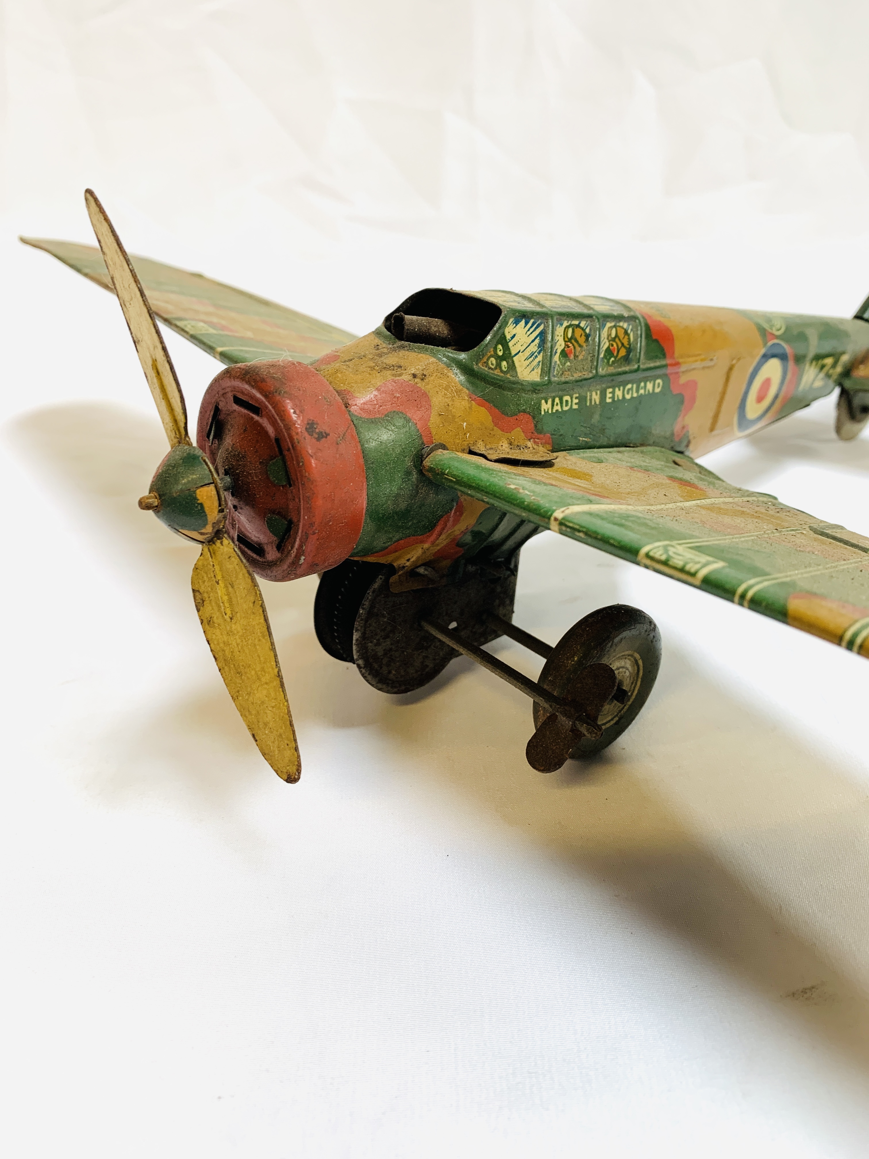 Mettoy tinplate clockwork propellor 'plane with folding wings - Image 4 of 5