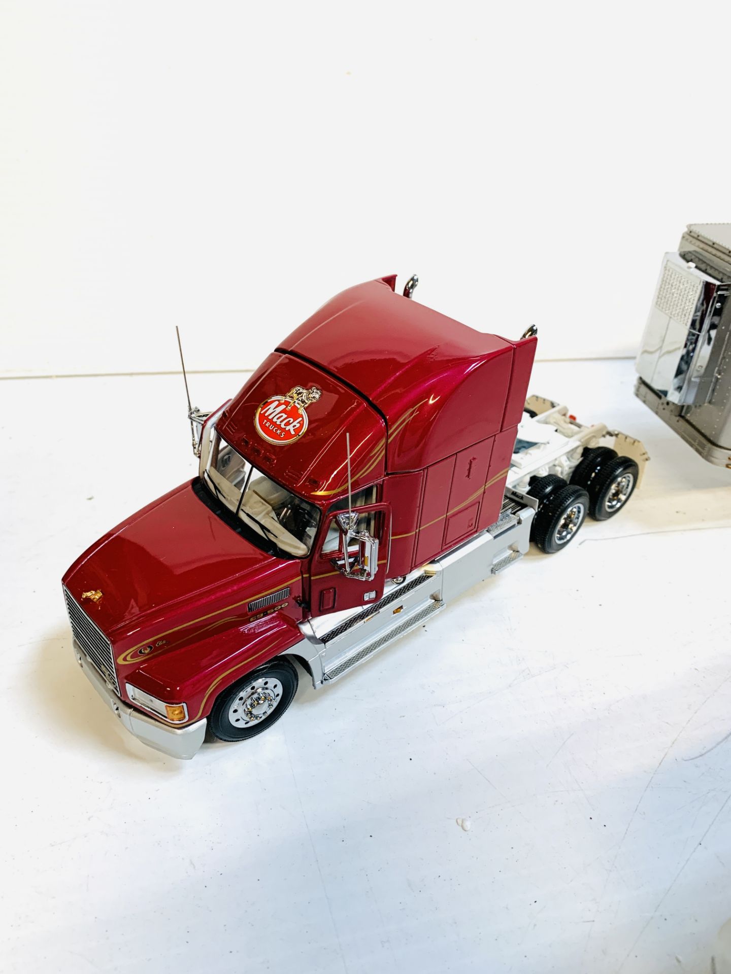 Franklin Mint 1:32 scale 1993 Mack truck; together with a Mack tanker and refrigerated trailer. - Image 3 of 4