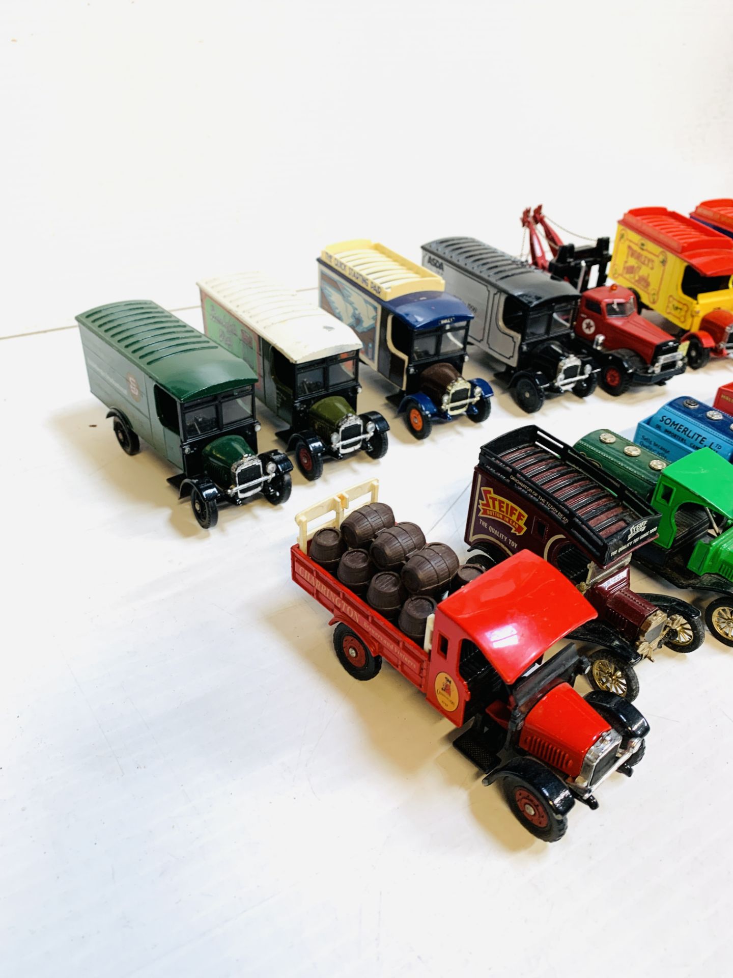 Fourteen Corgi model lorries and vans - Image 2 of 5