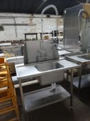 Single bowl/single drainer sink with spray arm