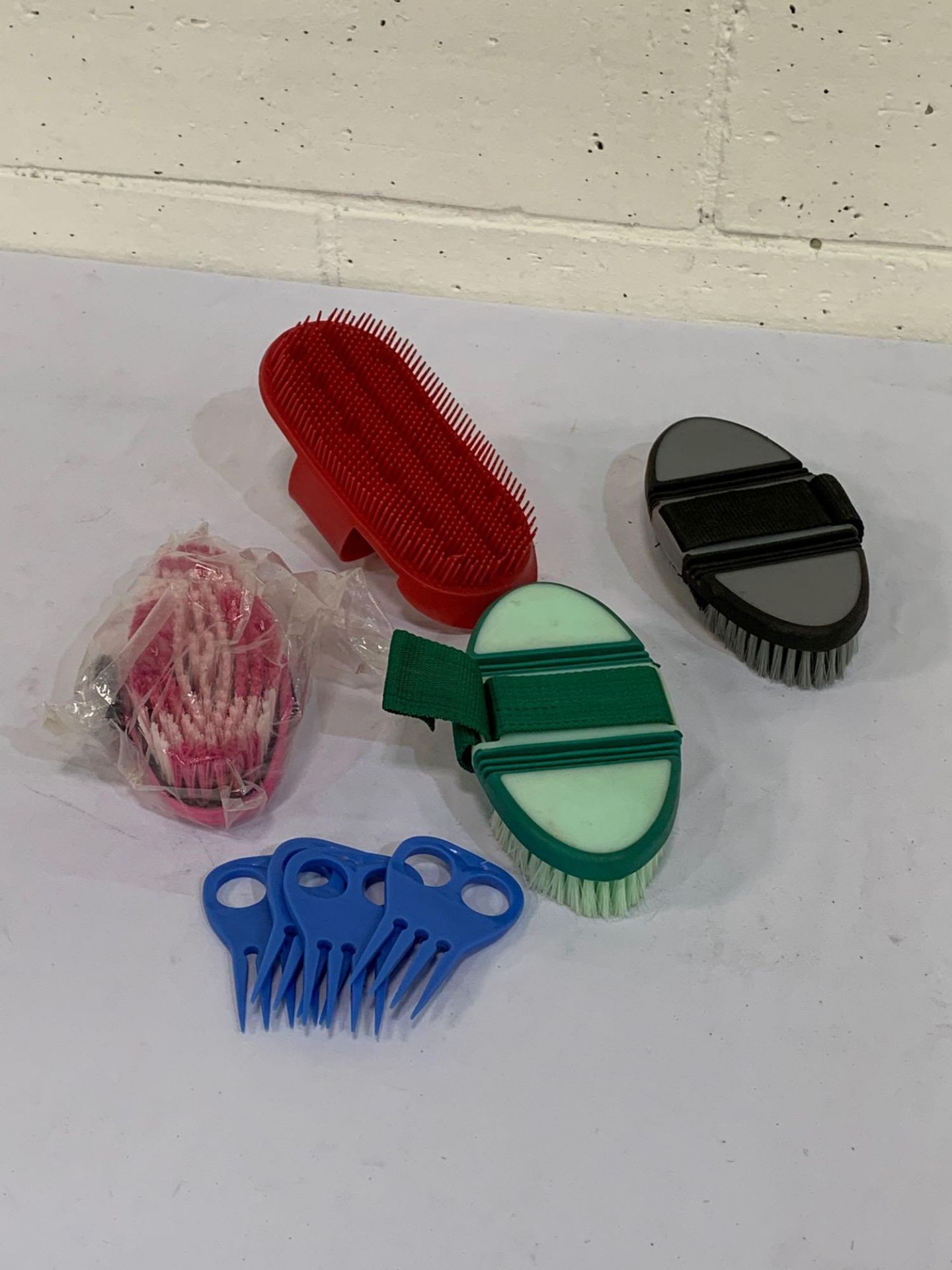 Grooming brushes and combs - Image 3 of 3