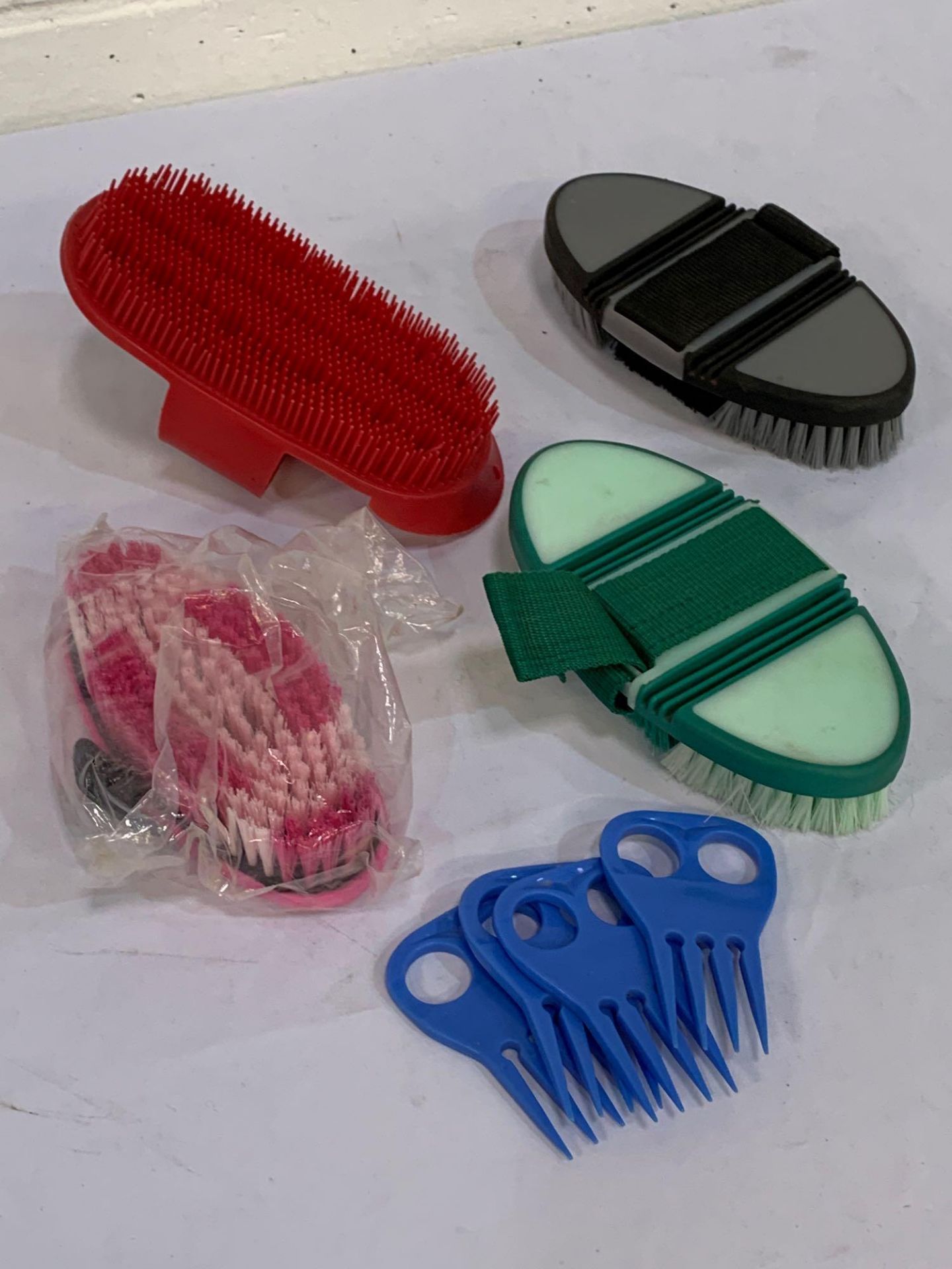 Grooming brushes and combs - Image 2 of 3