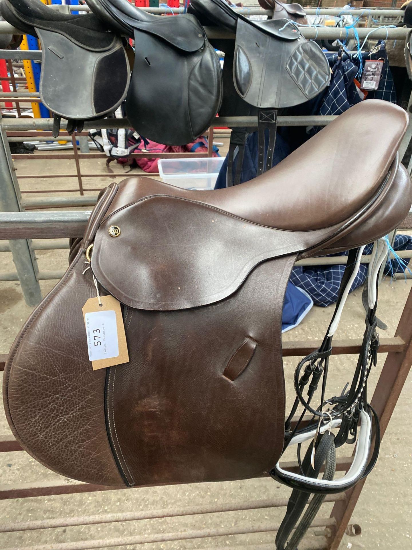 Brown leather saddle by Derby Horse, 17.5". This item carries VAT. - Image 2 of 4