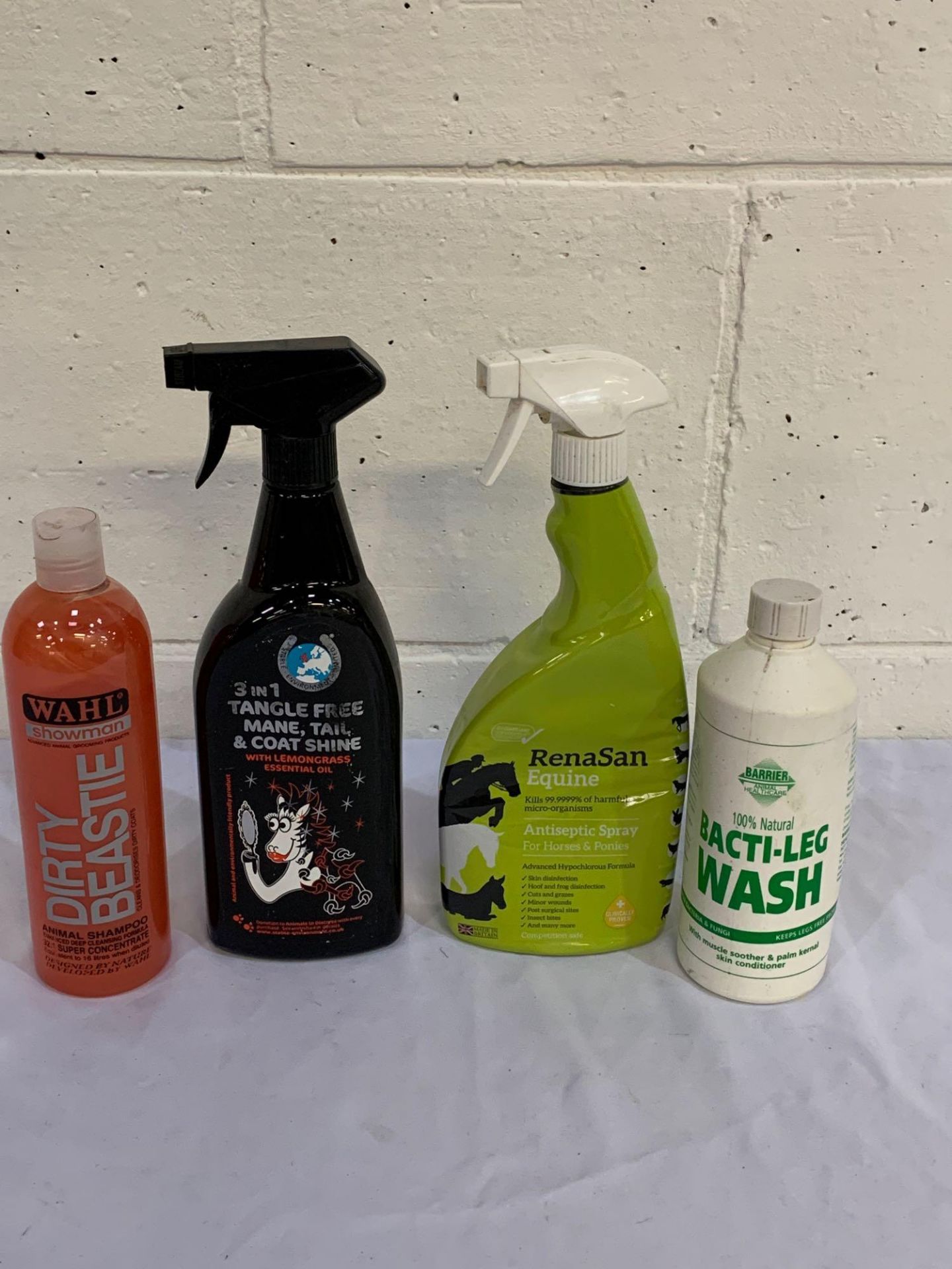 Barrier Balti-leg wash, Wahl showman shampoo, Renasan antiseptic spray and tangle free spray. - Image 2 of 2