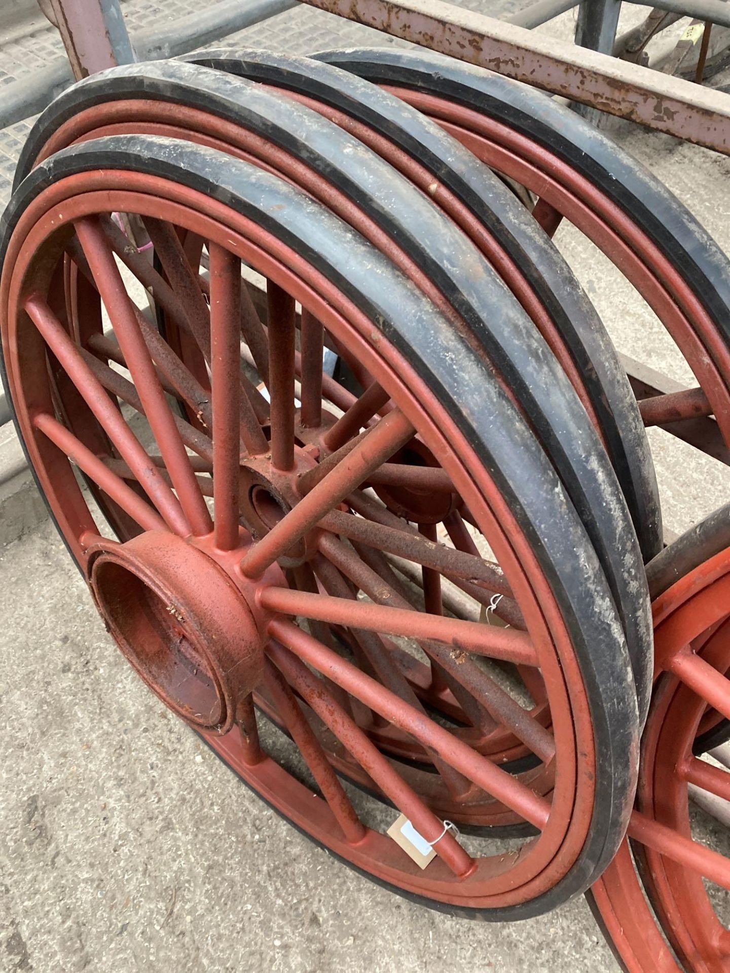 Set of 4 x 31ins steel carriage wheels with rubber tyres - Bild 2 aus 2