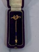 9ct gold tie pin of a whip and horseshoe, with an antique box