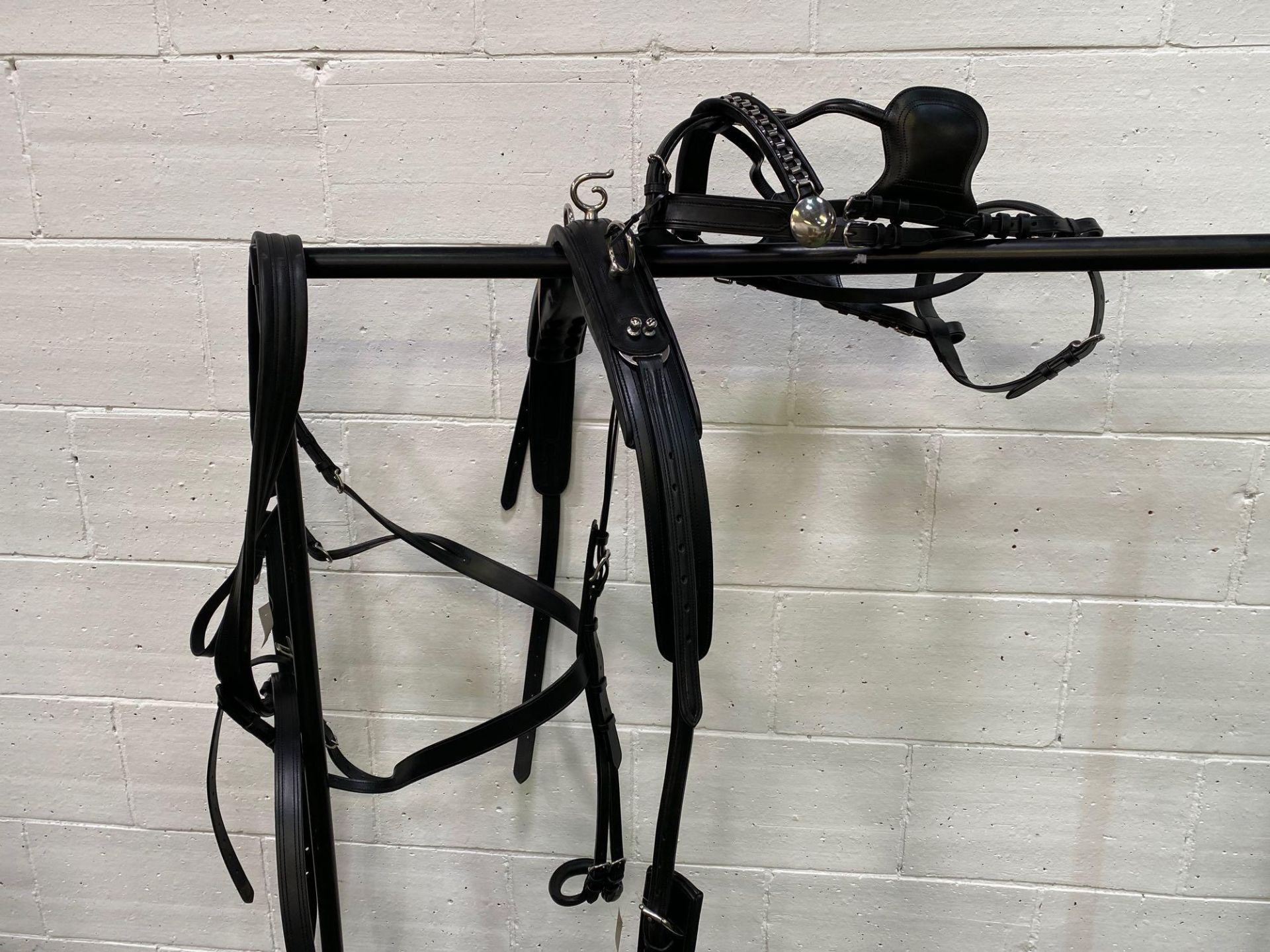 Set of black/whitemetal PAIR harness with 23ins collars with long breechings. This item carries VAT - Bild 5 aus 14