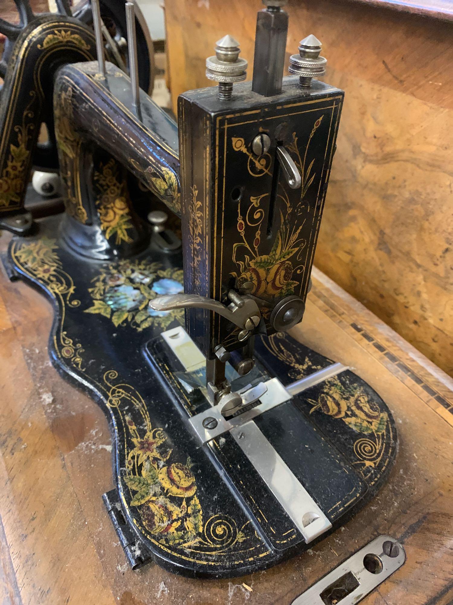 Manual sewing machine in walnut box decorated with parquetry - Image 4 of 6