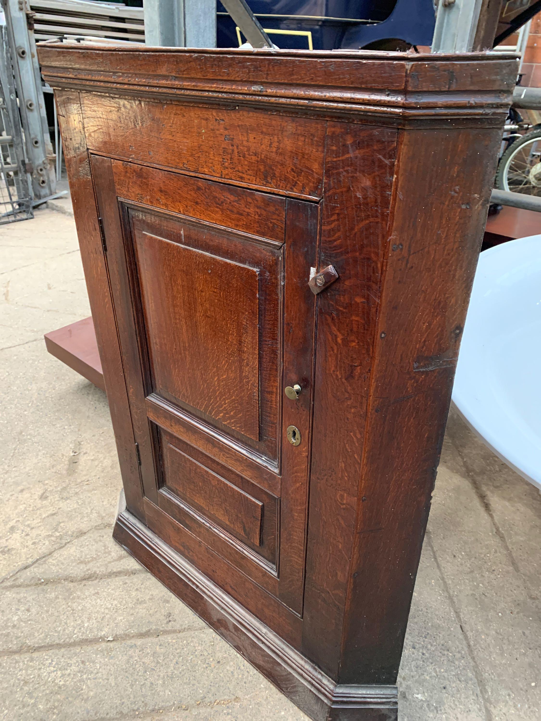 Oak arts and crafts style cupboard - Image 2 of 4