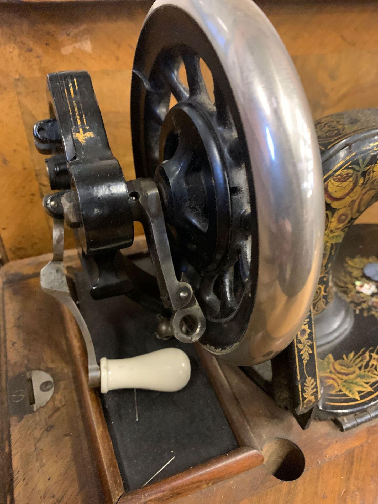 Manual sewing machine in walnut box decorated with parquetry - Image 3 of 6