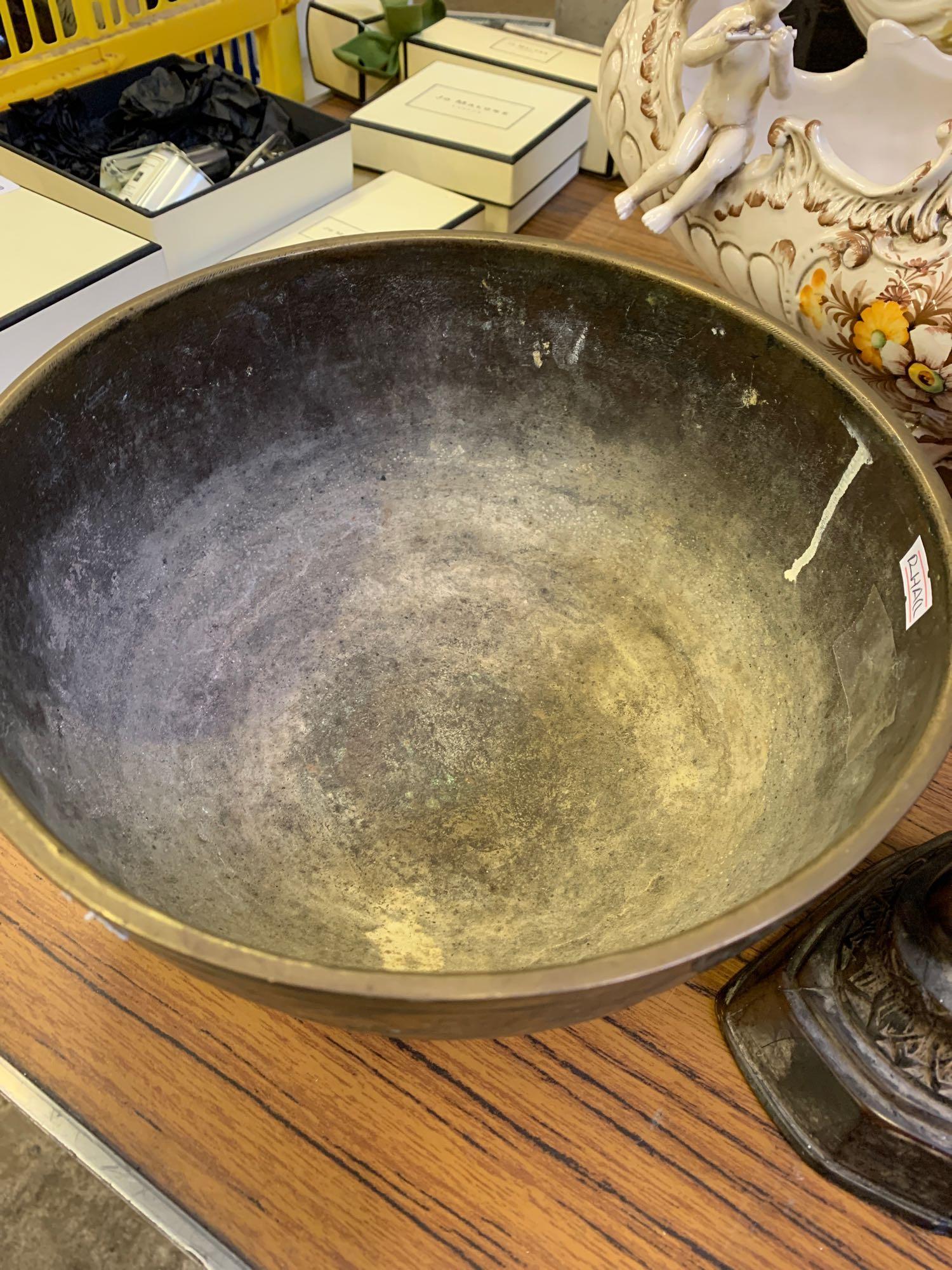 Oriental brass bowl together with a resin figurine - Image 3 of 4